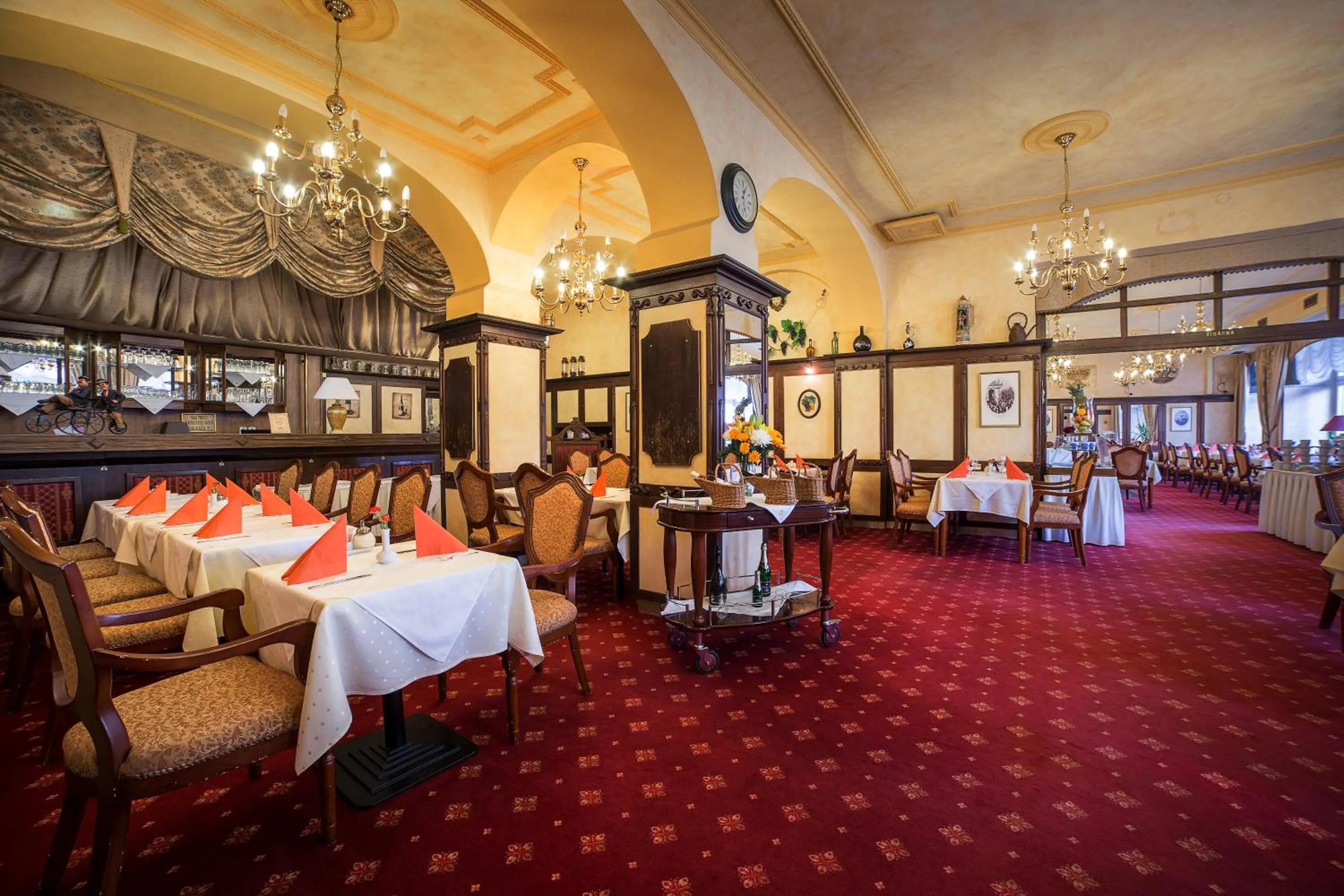 Restaurant/places to eat in Interhotel Central