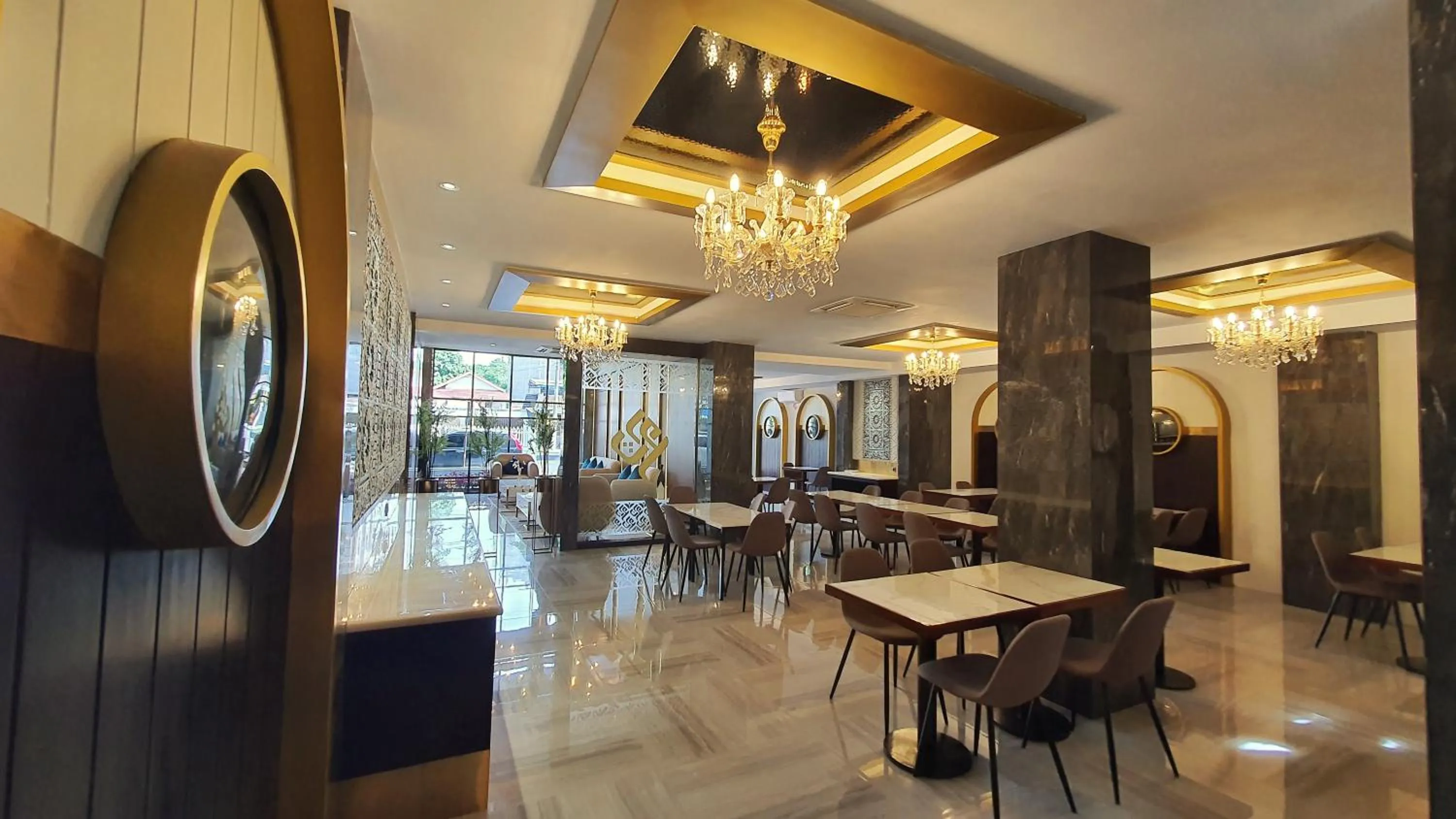 Restaurant/places to eat in Hotel Rasamala