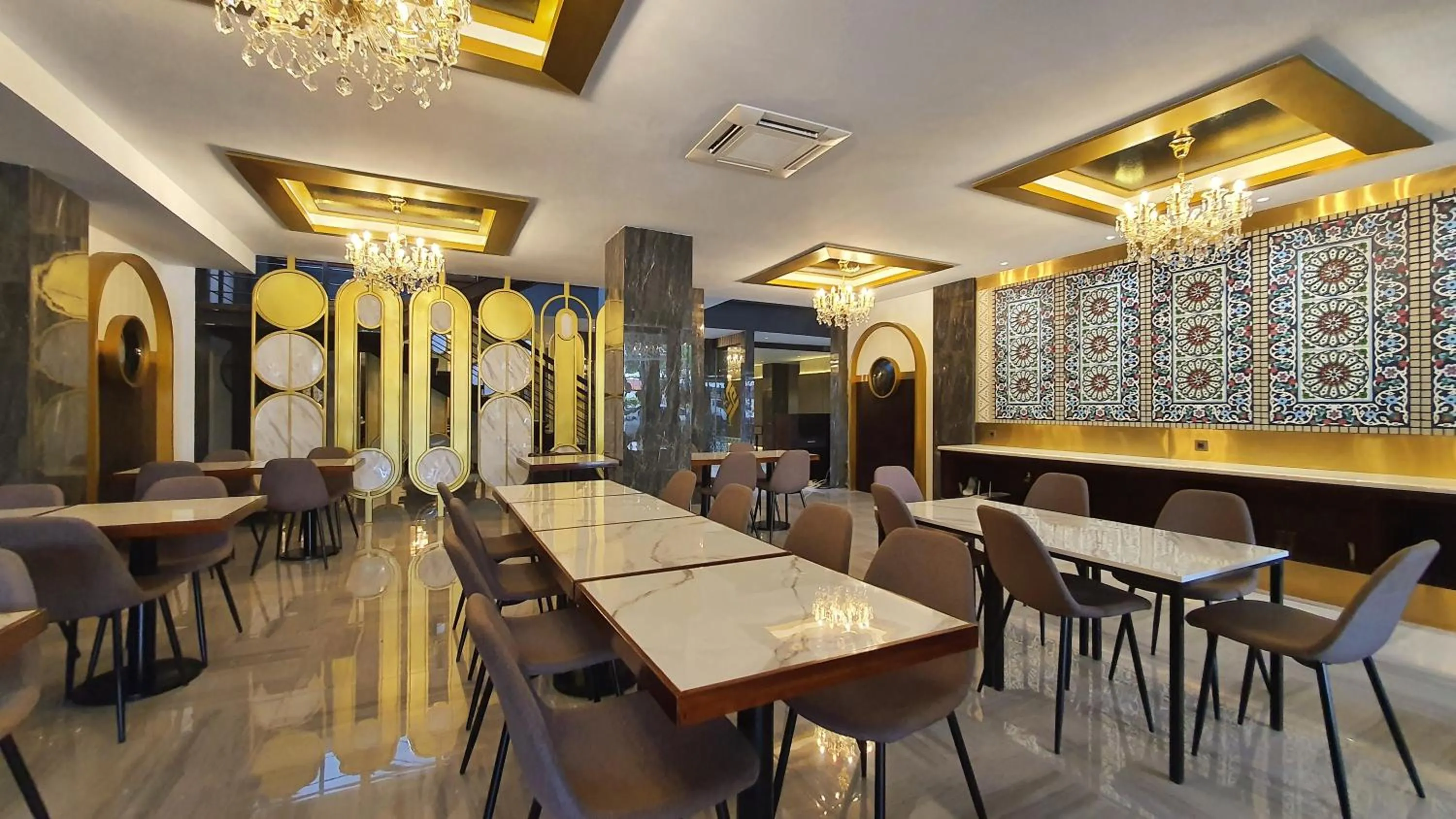 Restaurant/places to eat in Hotel Rasamala