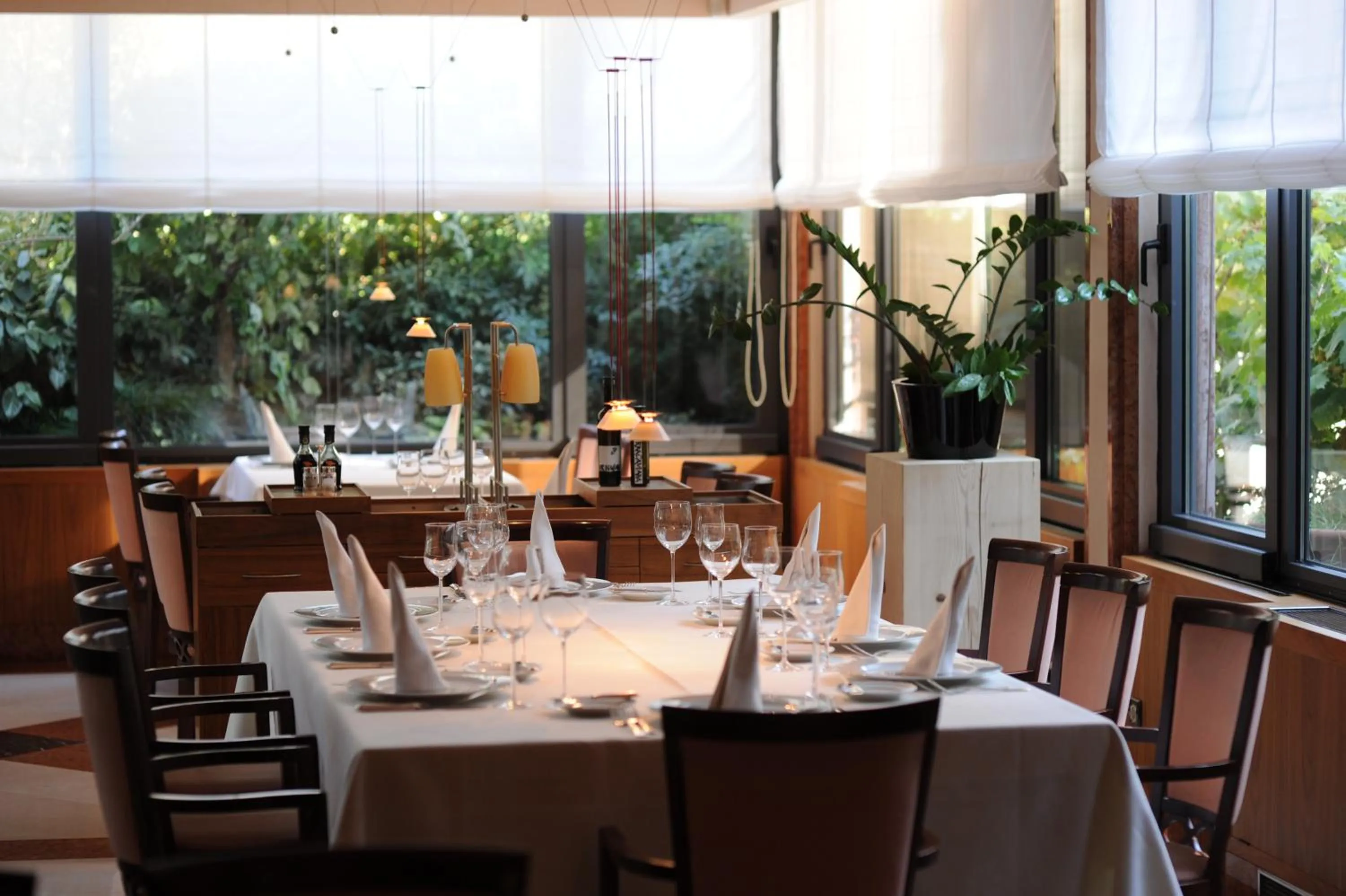 Restaurant/places to eat in Hotel Milan
