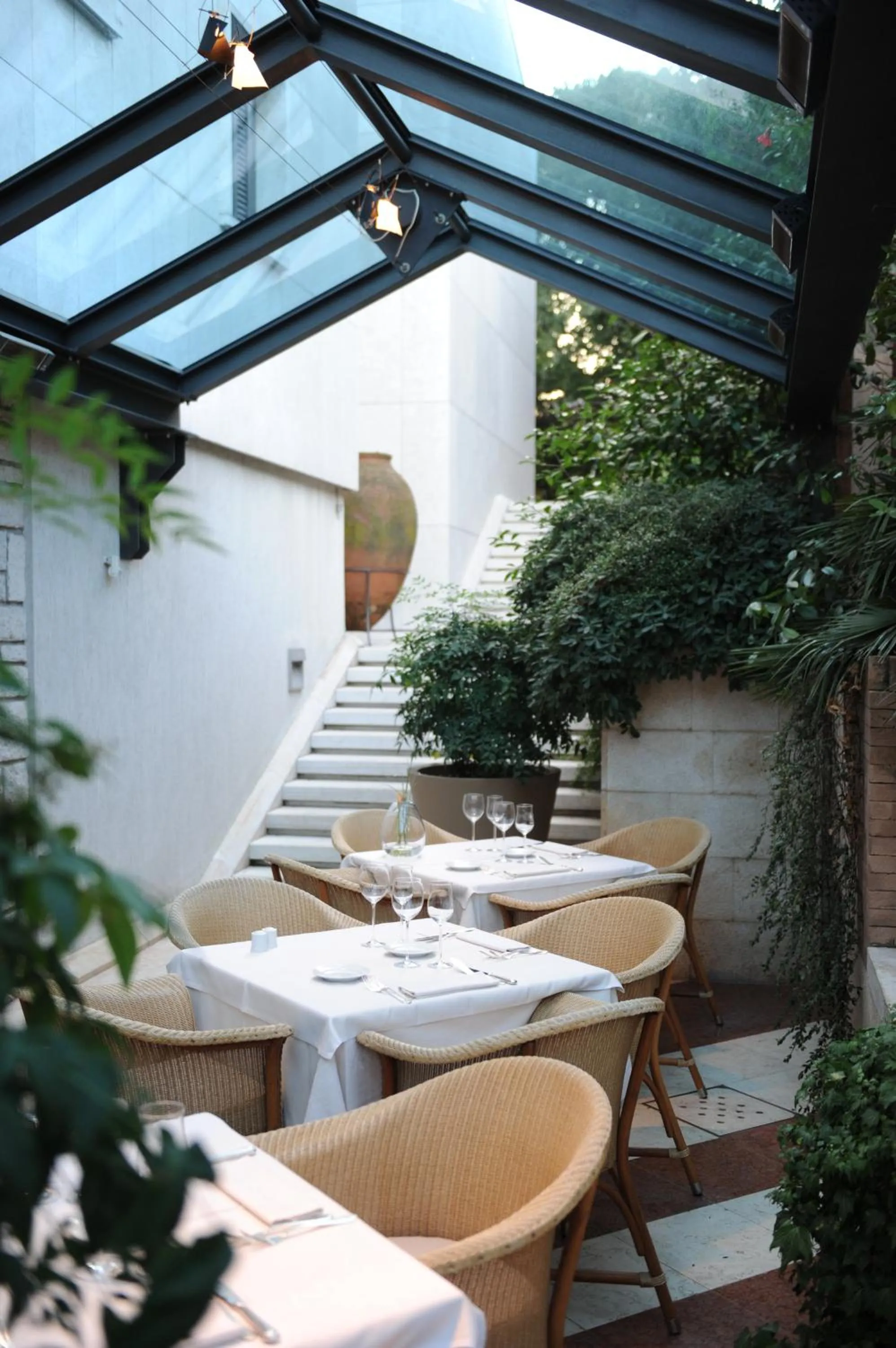 Restaurant/places to eat in Hotel Milan