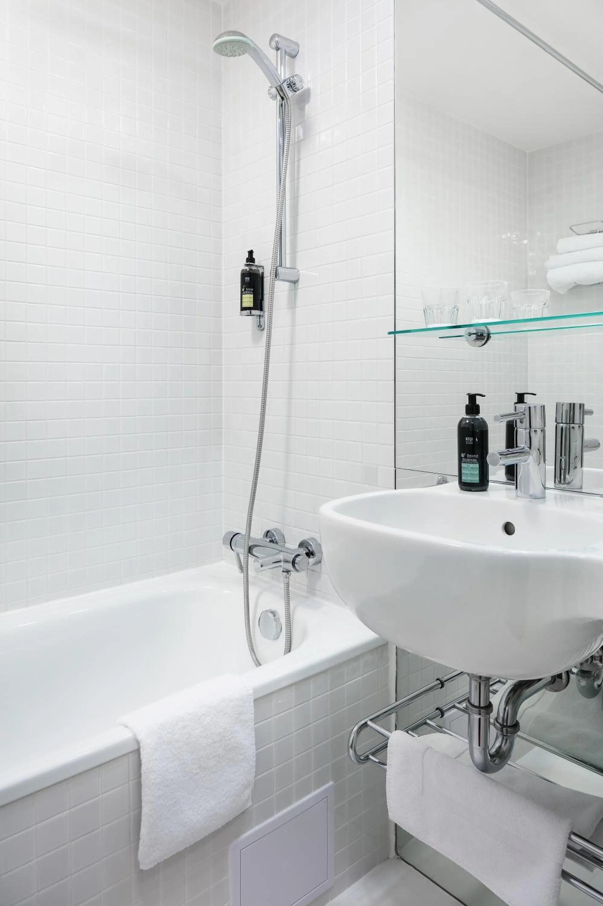 Shower in Metropol Design Hotel Old Town