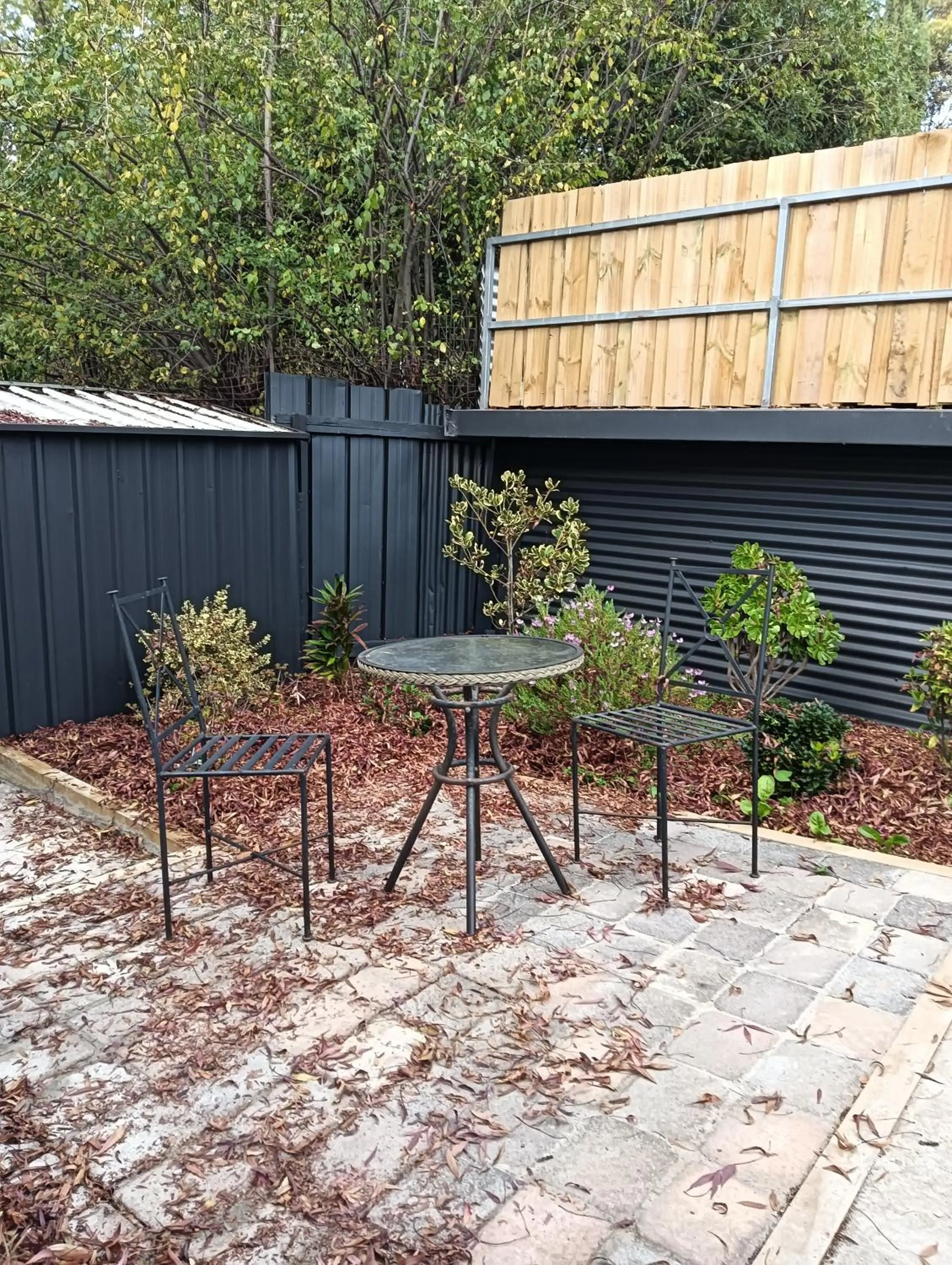 Inner courtyard view in Old Colony Inn