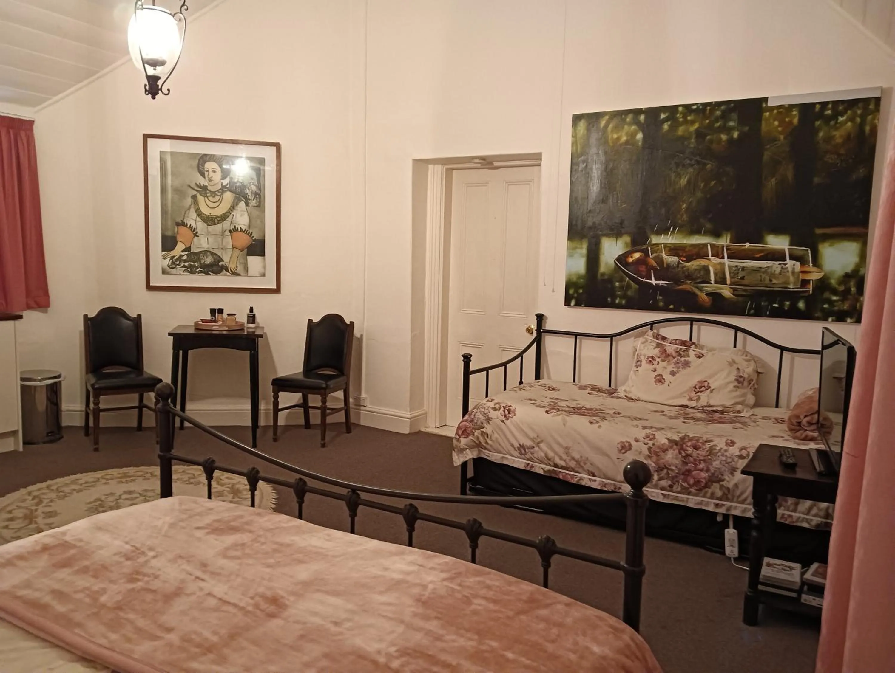 Bed in Old Colony Inn