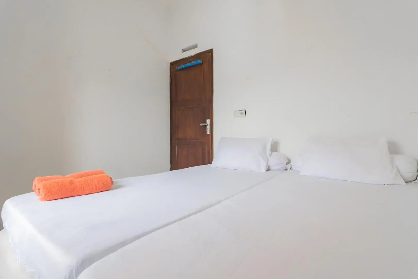 Twin Room with Shared Bathroom in Small Homestay Syariah Sikembar Ciwidey Mitra RedDoorz Twin Room with Shared Bathroom in Small Homestay Syariah Sikembar Ciwidey Mitra RedDoorz