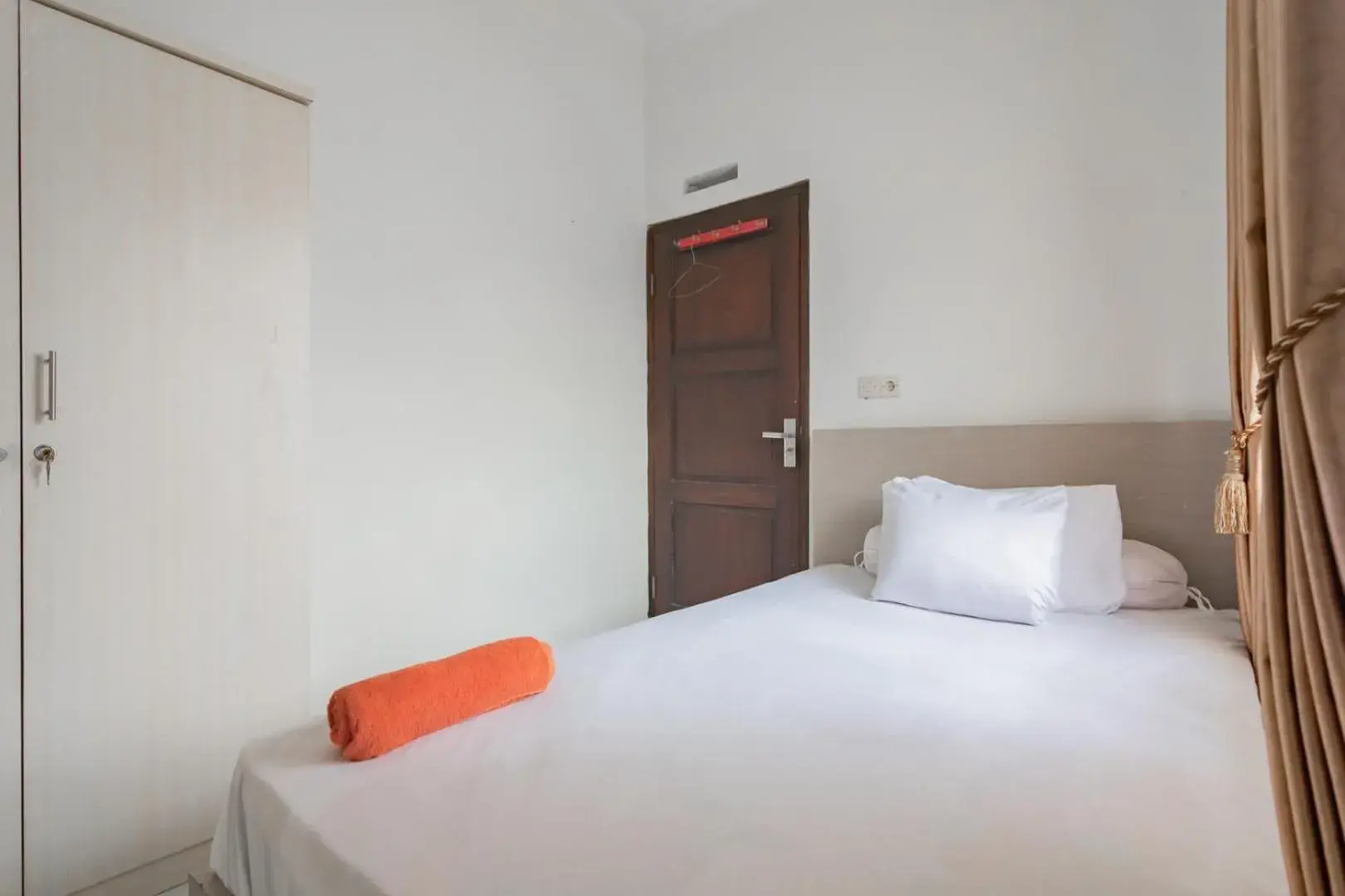 Standard Double Room with Shared Bathroom in Small Homestay Syariah Sikembar Ciwidey Mitra RedDoorz Standard Double Room with Shared Bathroom in Small Homestay Syariah Sikembar Ciwidey Mitra RedDoorz