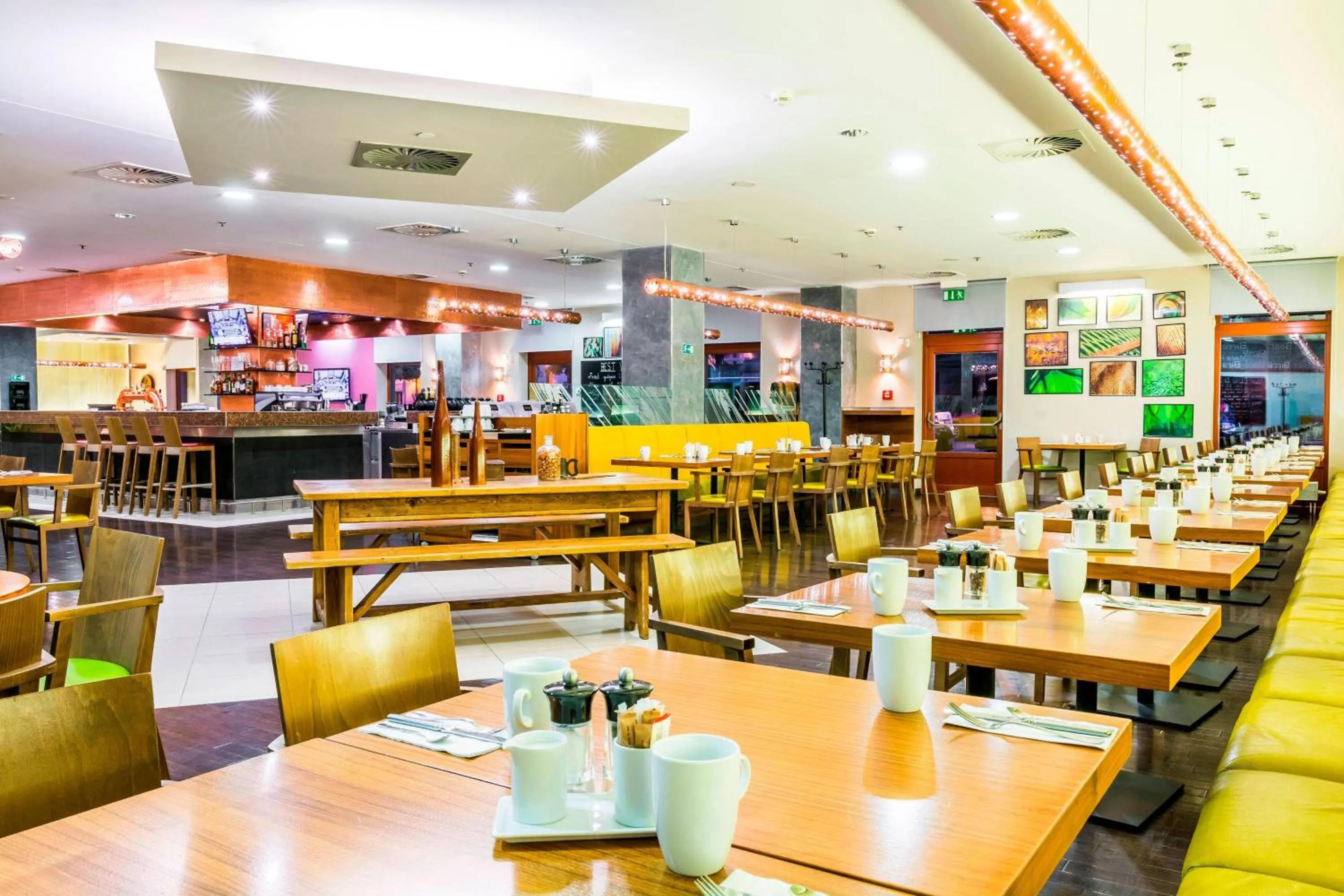 Restaurant/places to eat in Courtyard by Marriott Pilsen