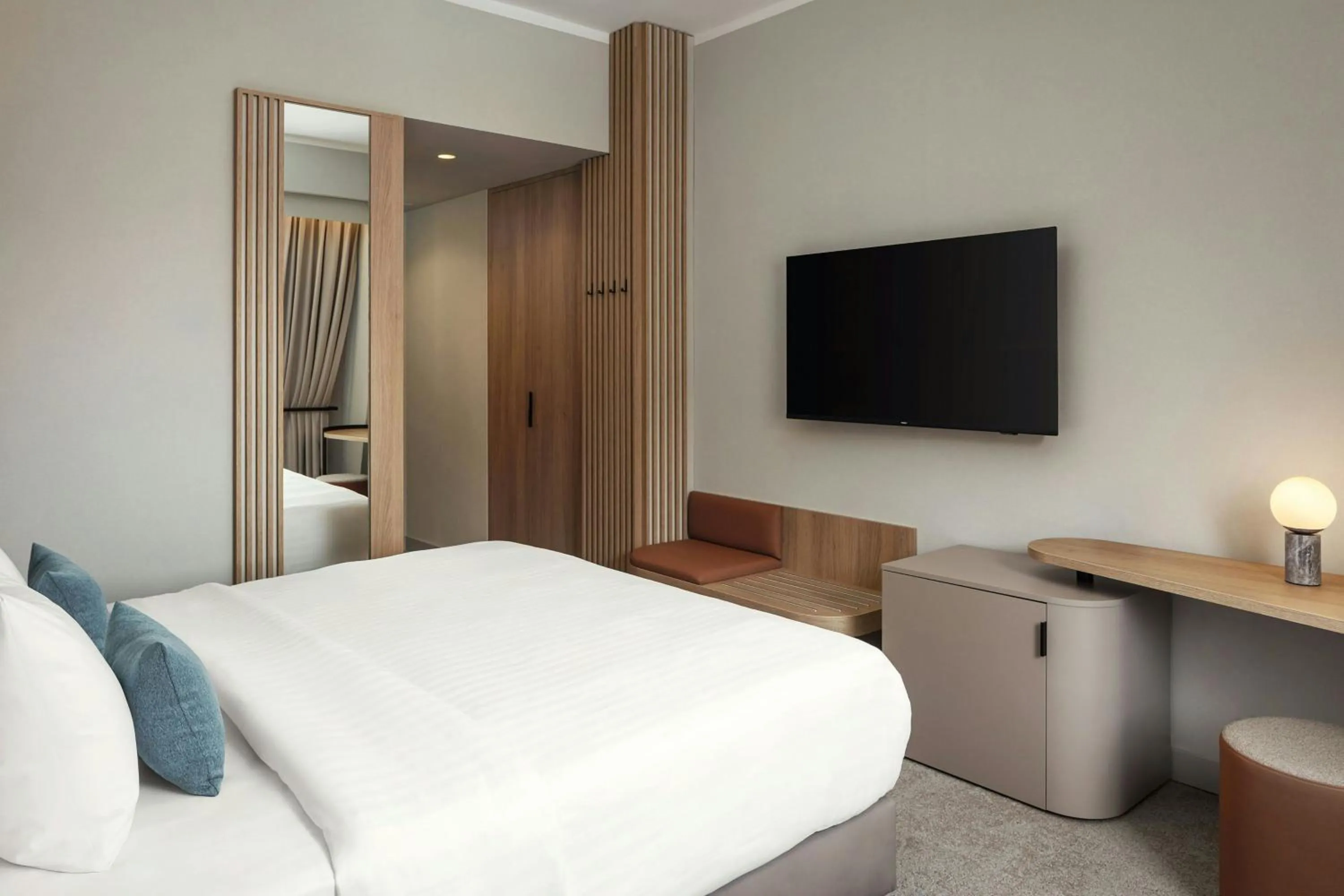 Photo of the whole room, Bed in Courtyard by Marriott Pilsen