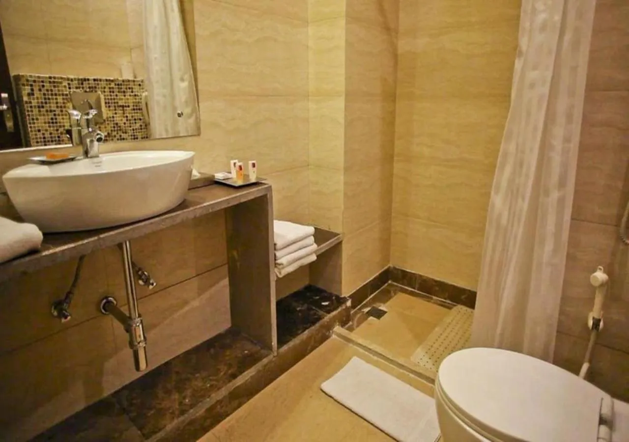 Bathroom in Hotel DS Clarks Inn Gurgaon