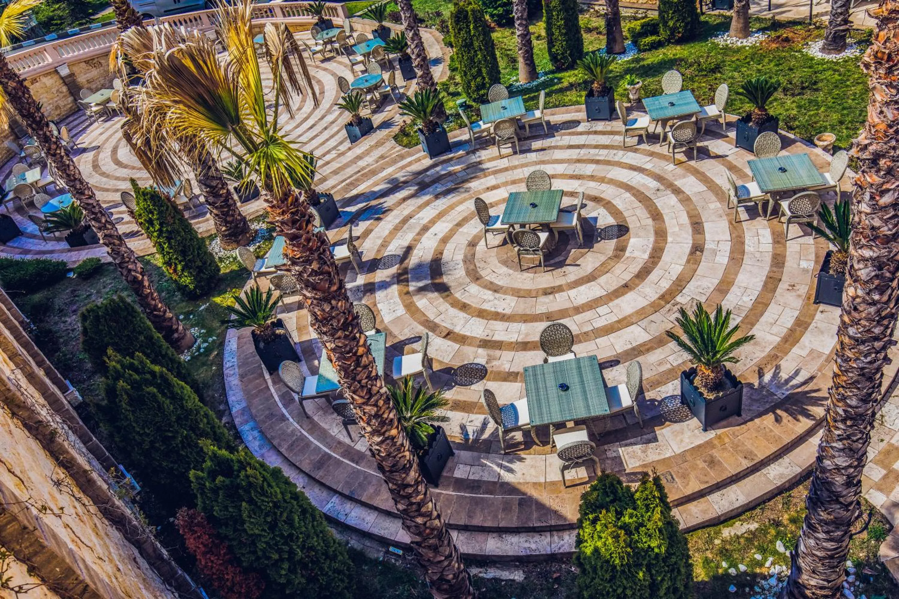 Restaurant/places to eat in Villas Elenite Premium