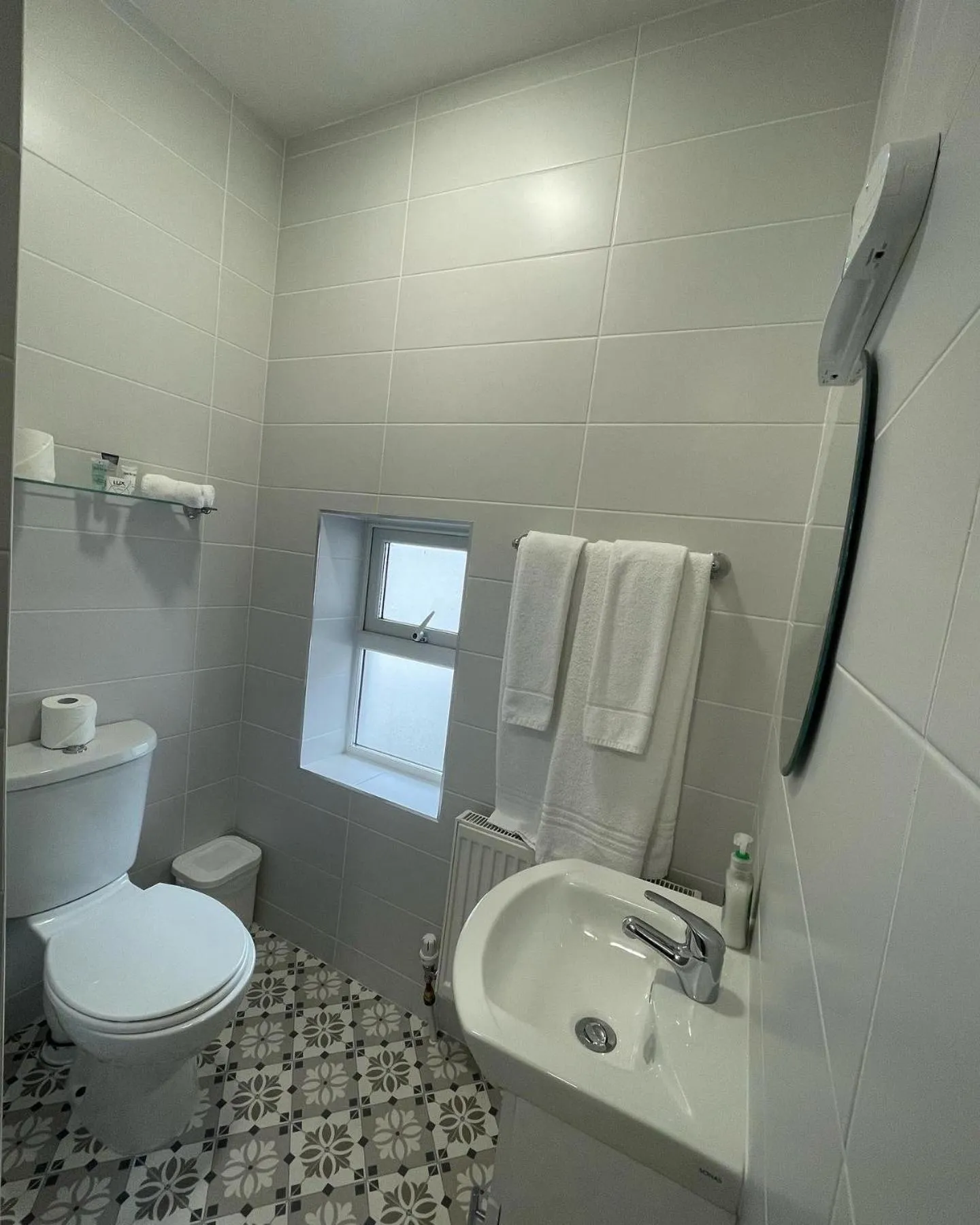 Shower in Ryan's River Lodge B&B