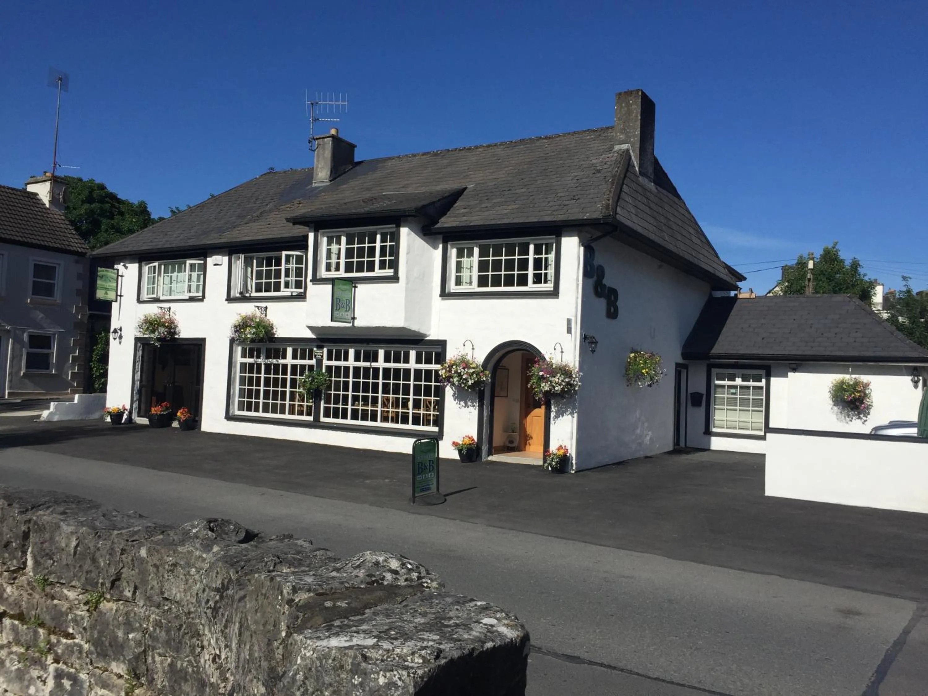 Facade/entrance in Ryan's River Lodge B&B