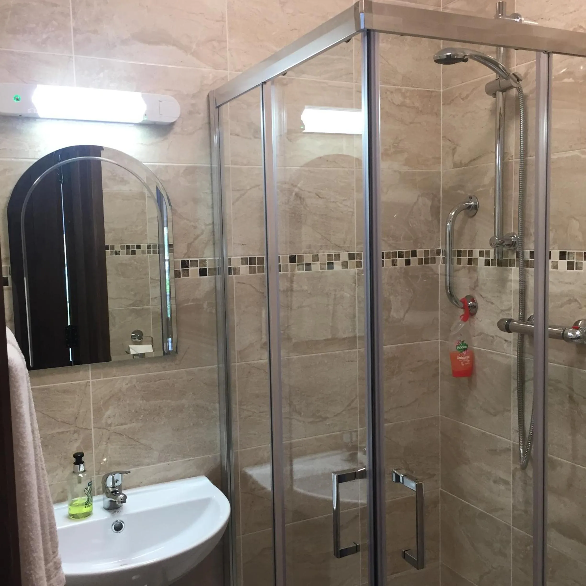 Shower in Ryan's River Lodge B&B