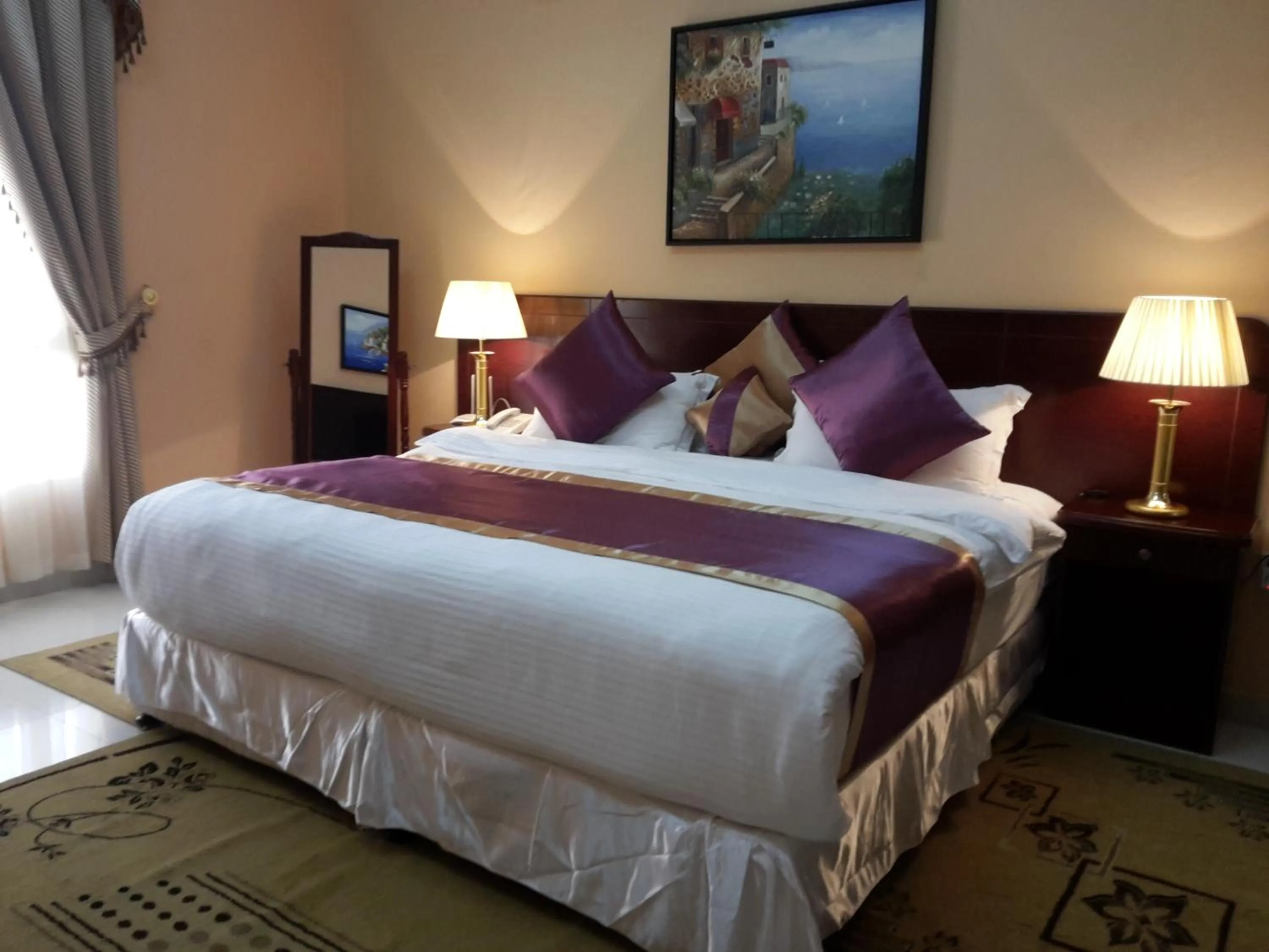 Bed in Royal Gardens Hotel