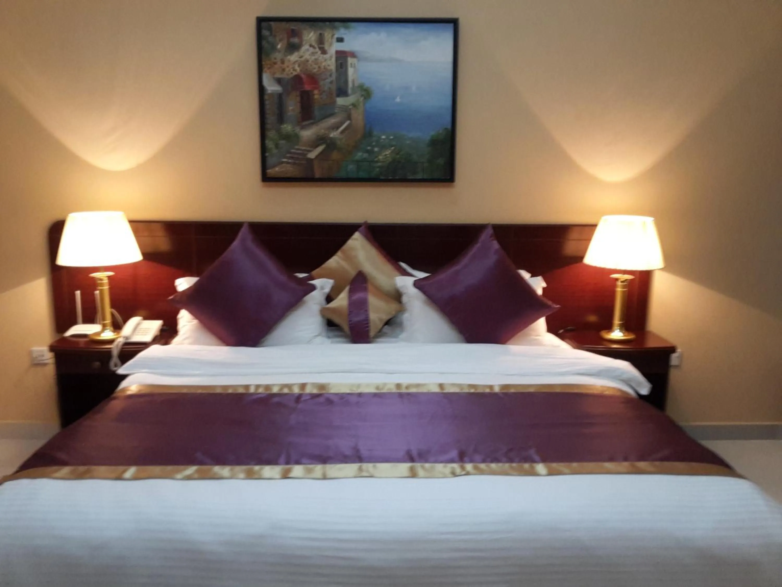 Bed in Royal Gardens Hotel