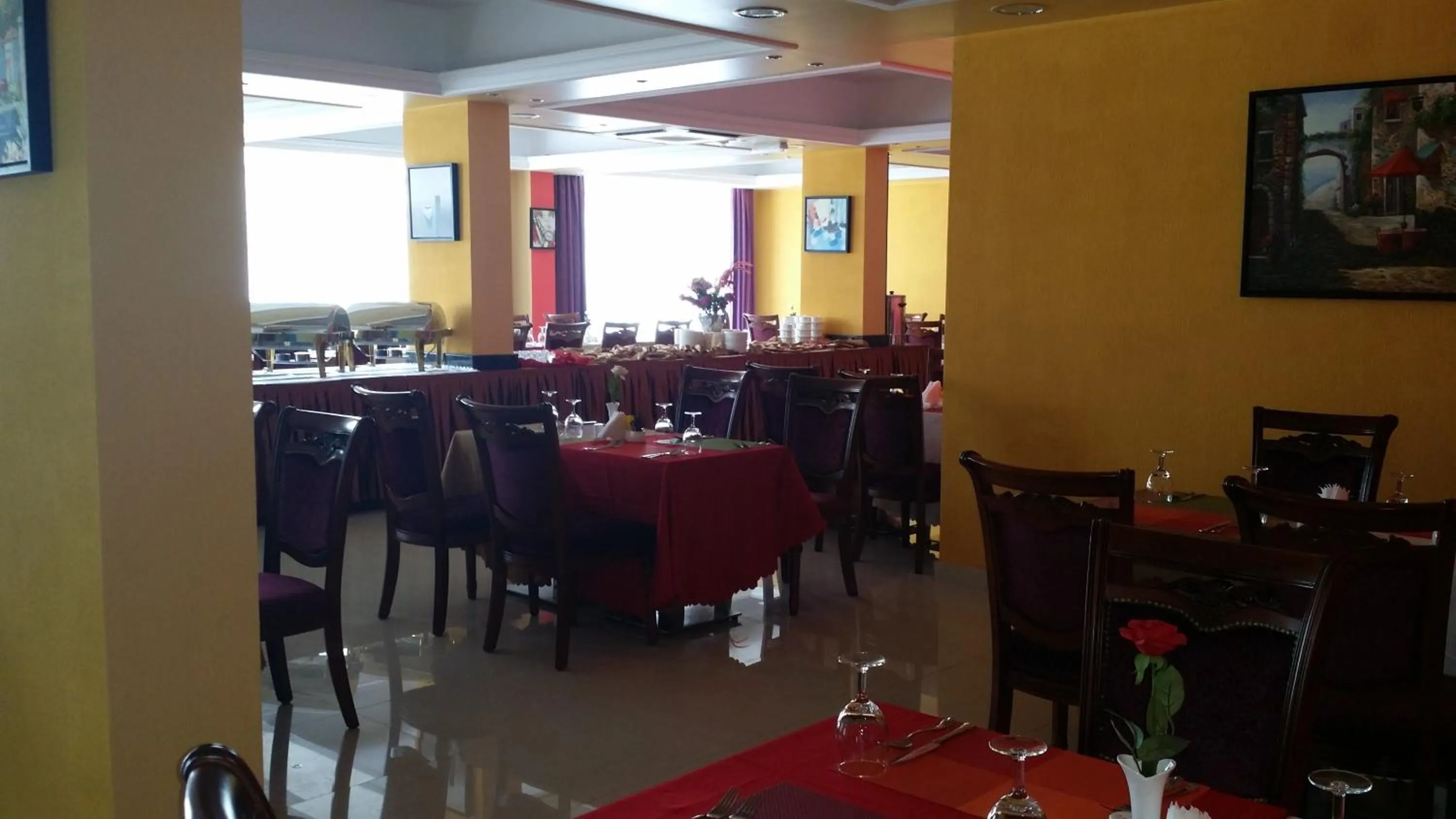 Restaurant/places to eat in Royal Gardens Hotel