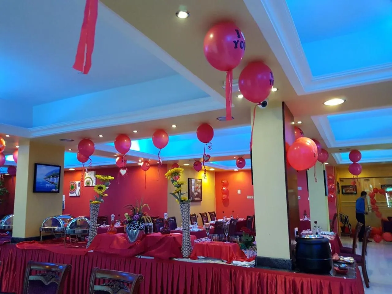 Dining area in Royal Gardens Hotel