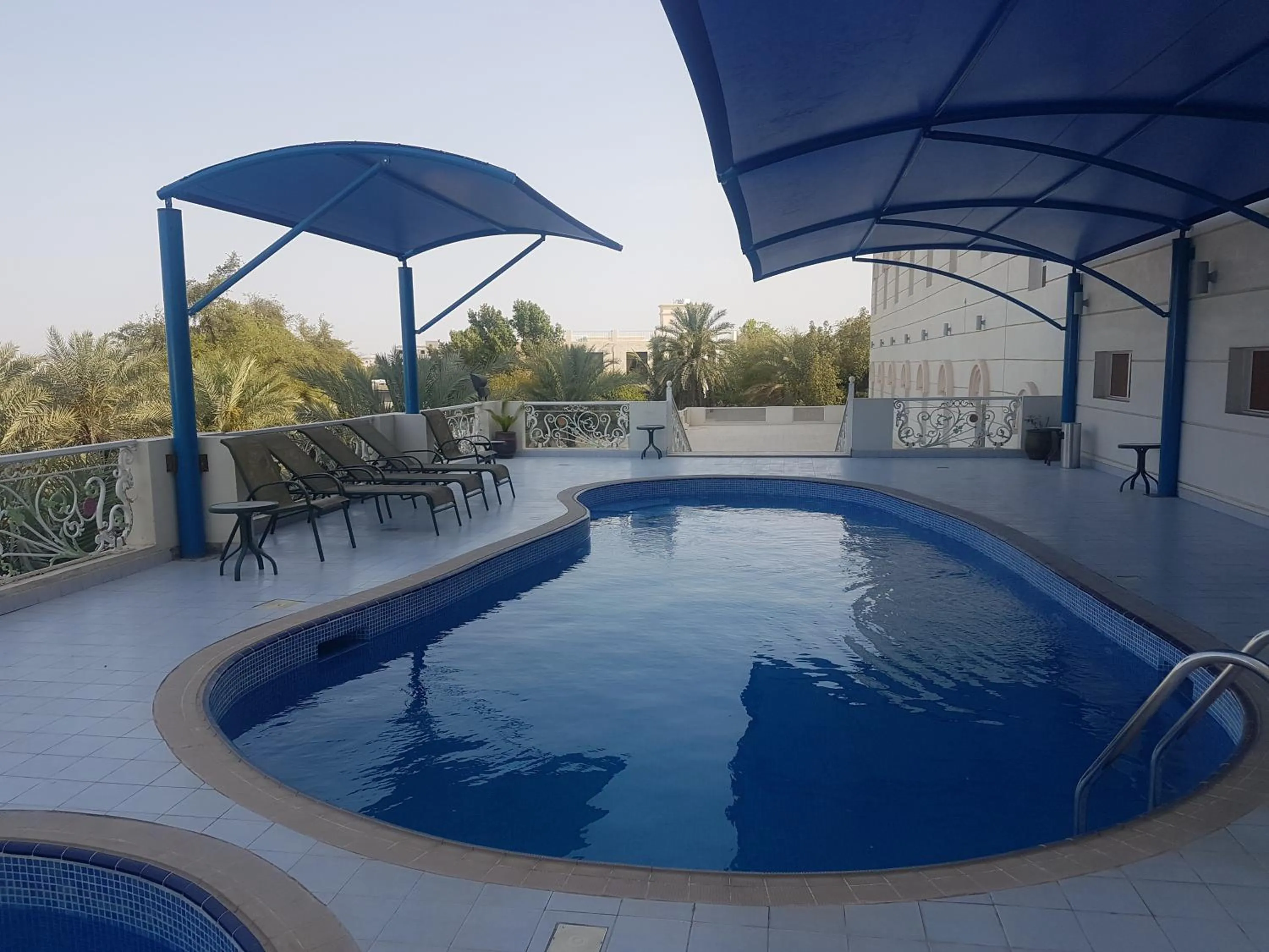 Swimming pool in Royal Gardens Hotel