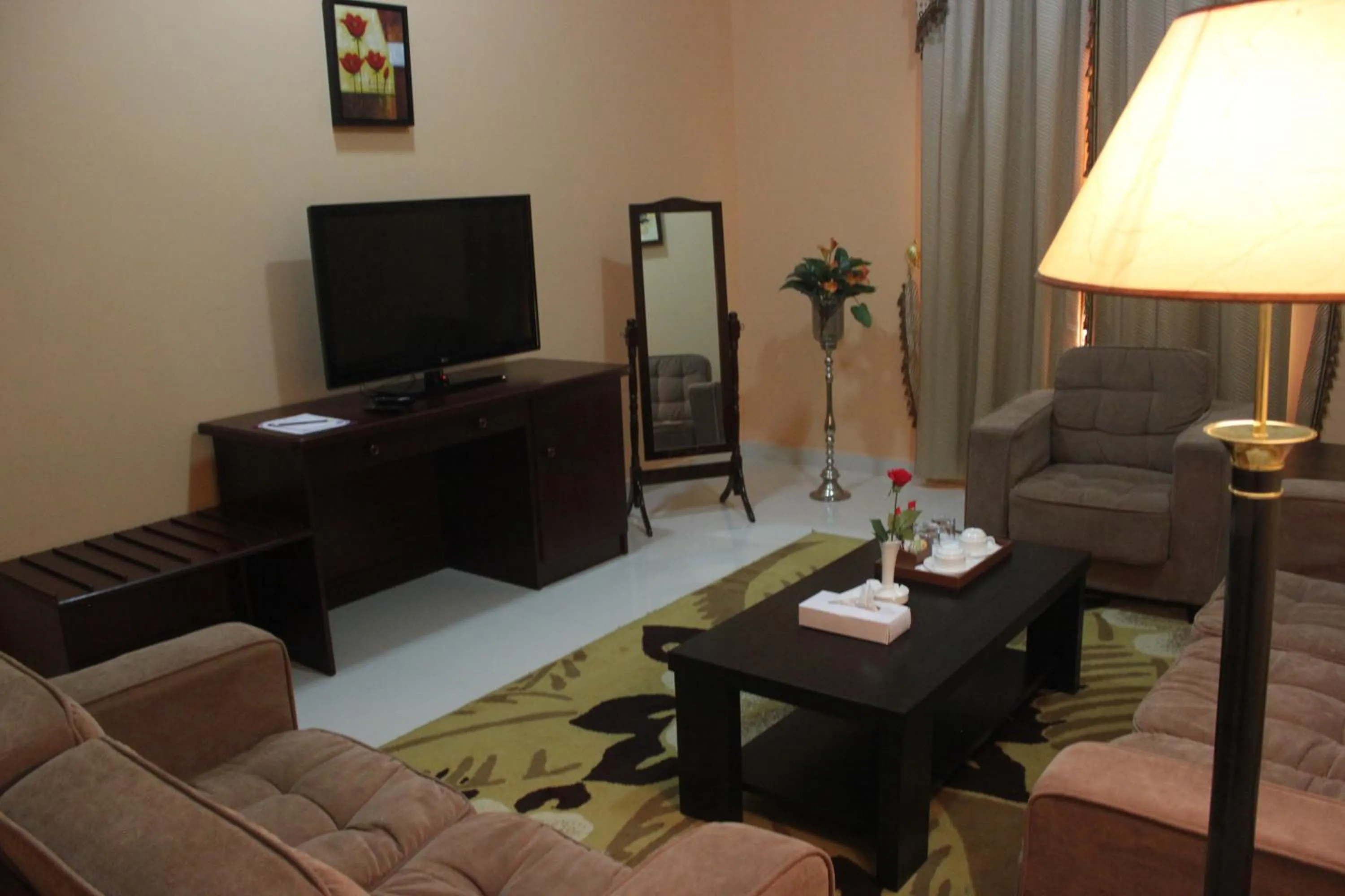 Living room in Royal Gardens Hotel