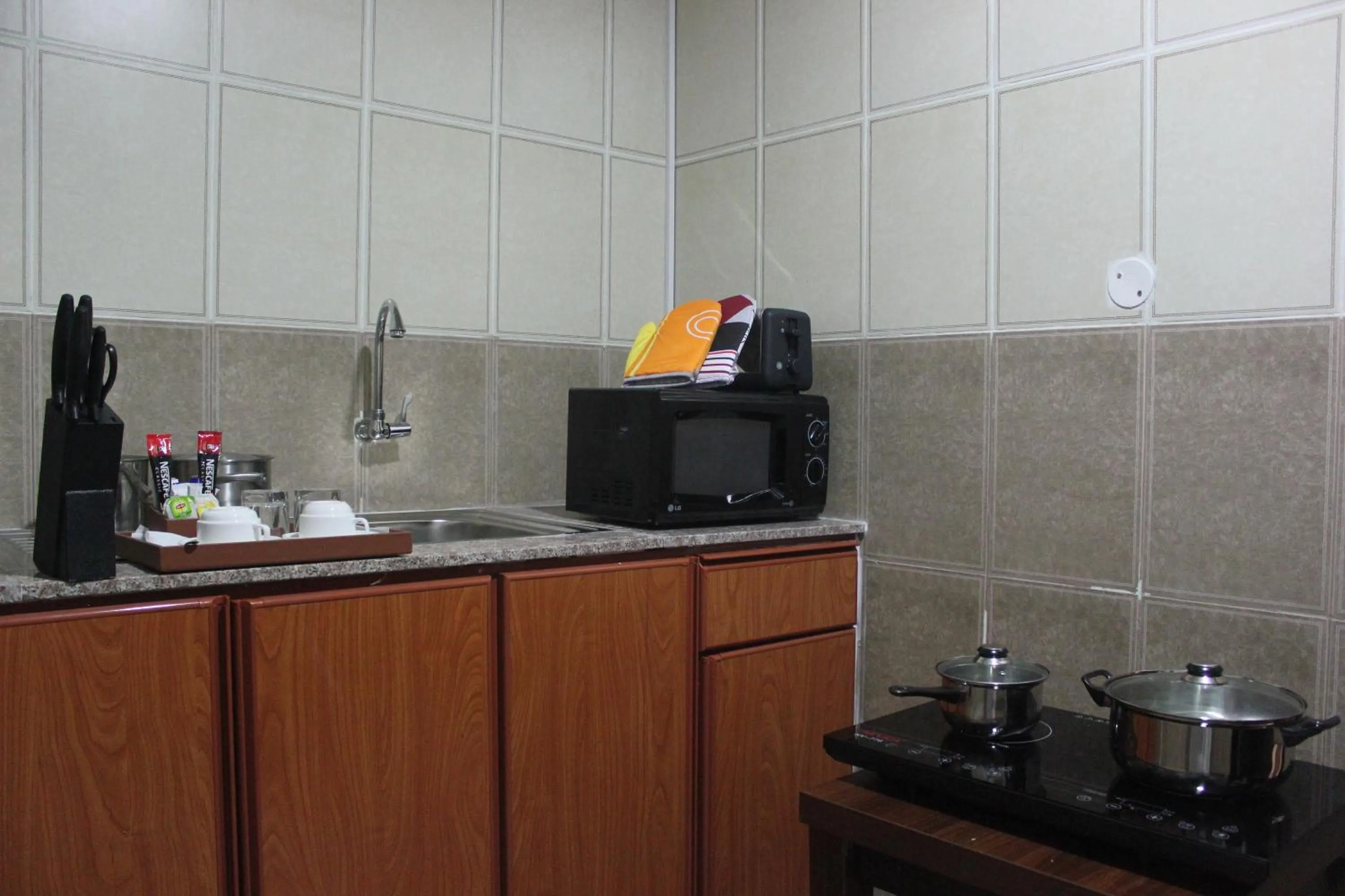 Kitchen or kitchenette in Royal Gardens Hotel