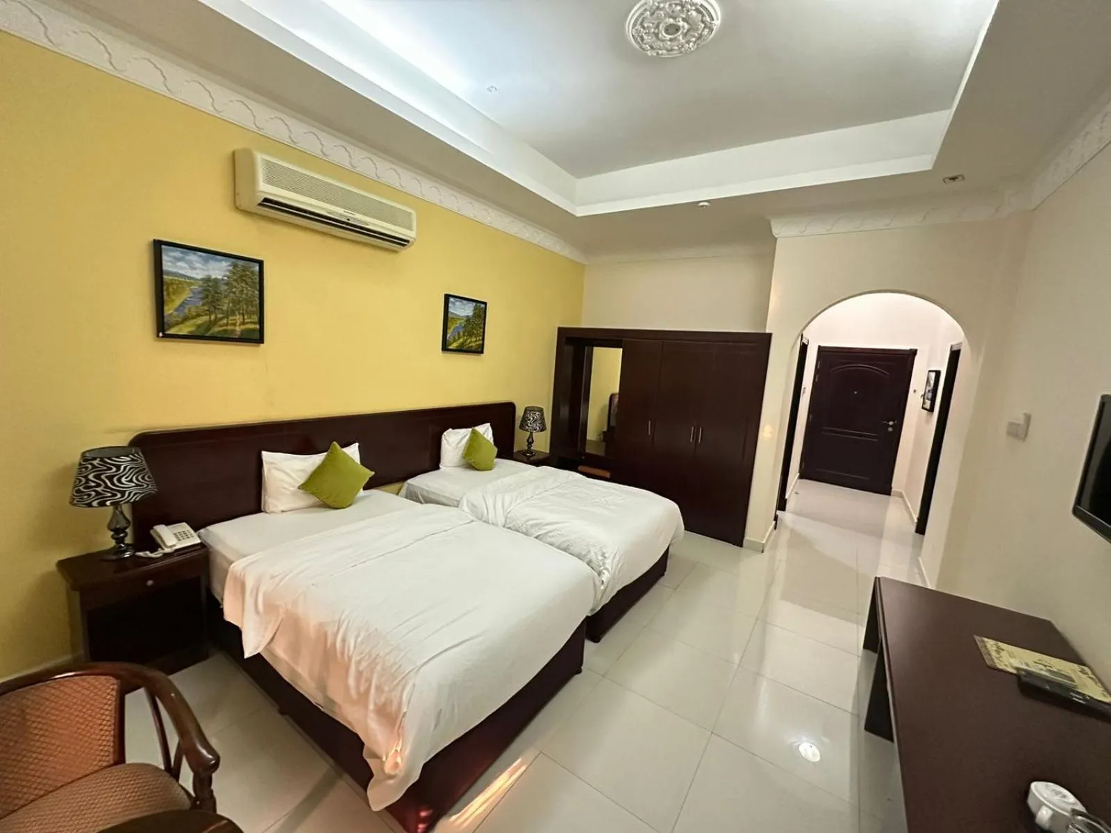 Bed in Royal Gardens Hotel