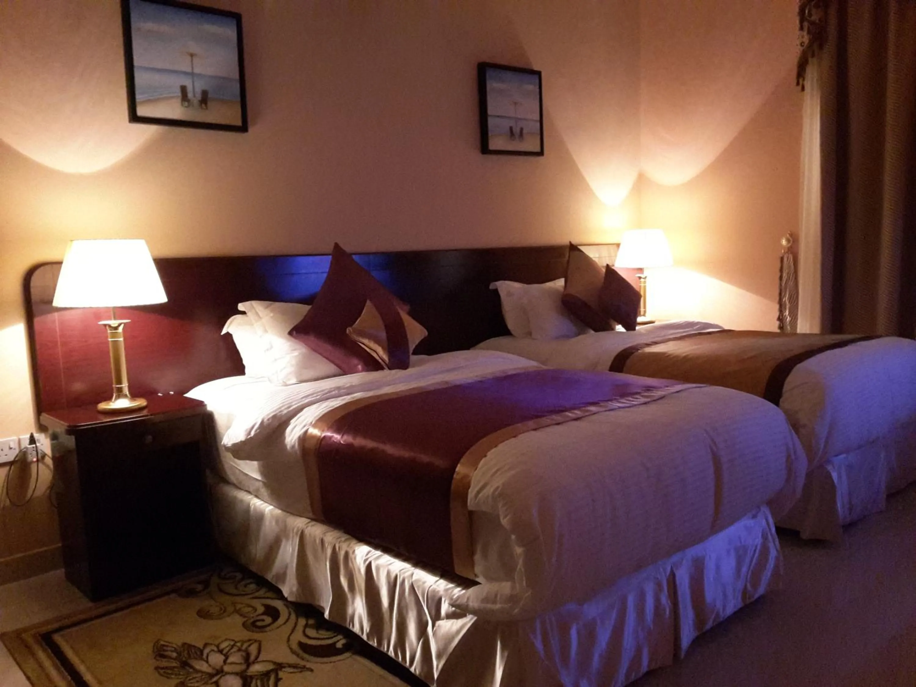 Photo of the whole room, Bed in Royal Gardens Hotel
