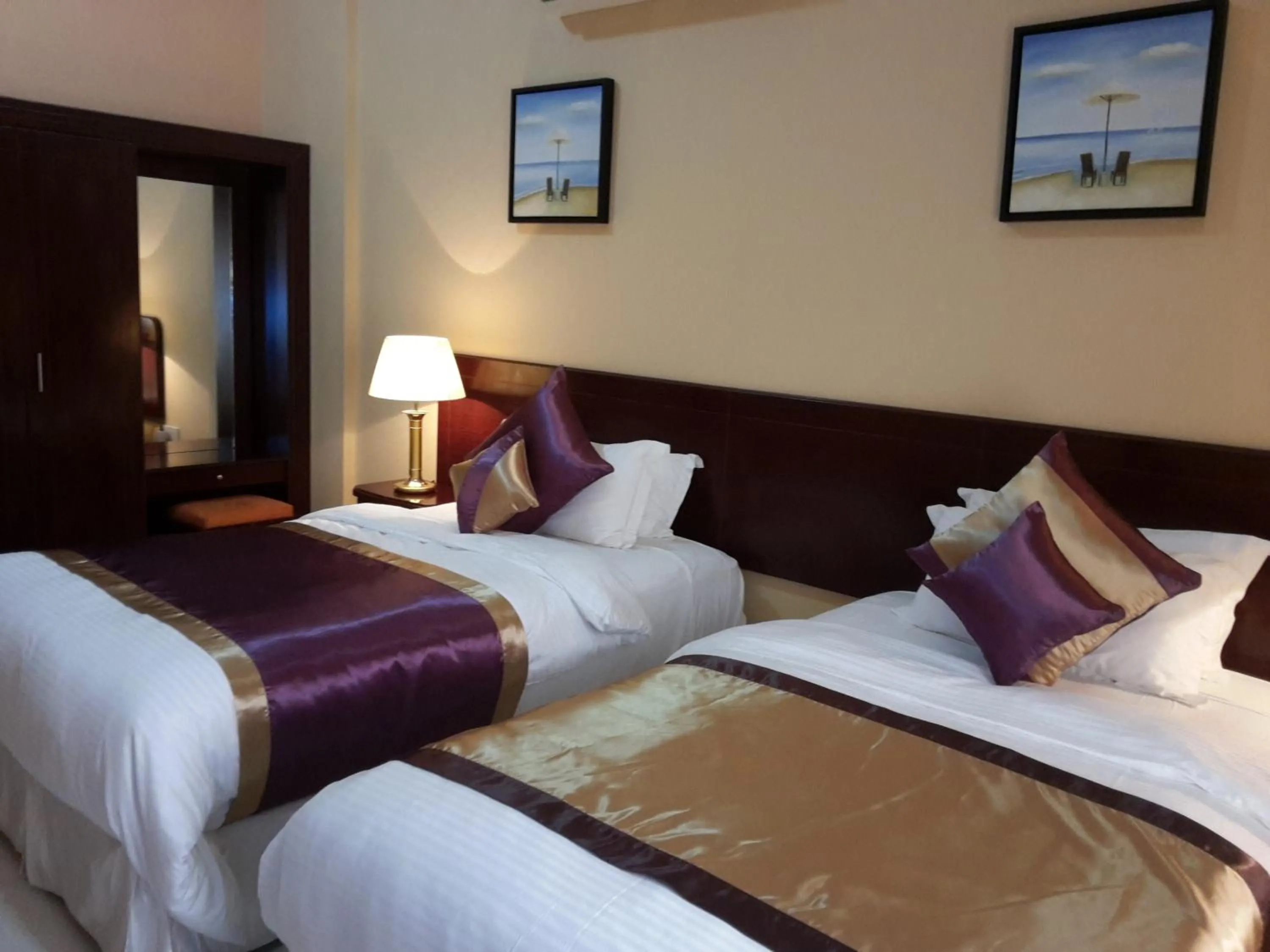 Bed in Royal Gardens Hotel