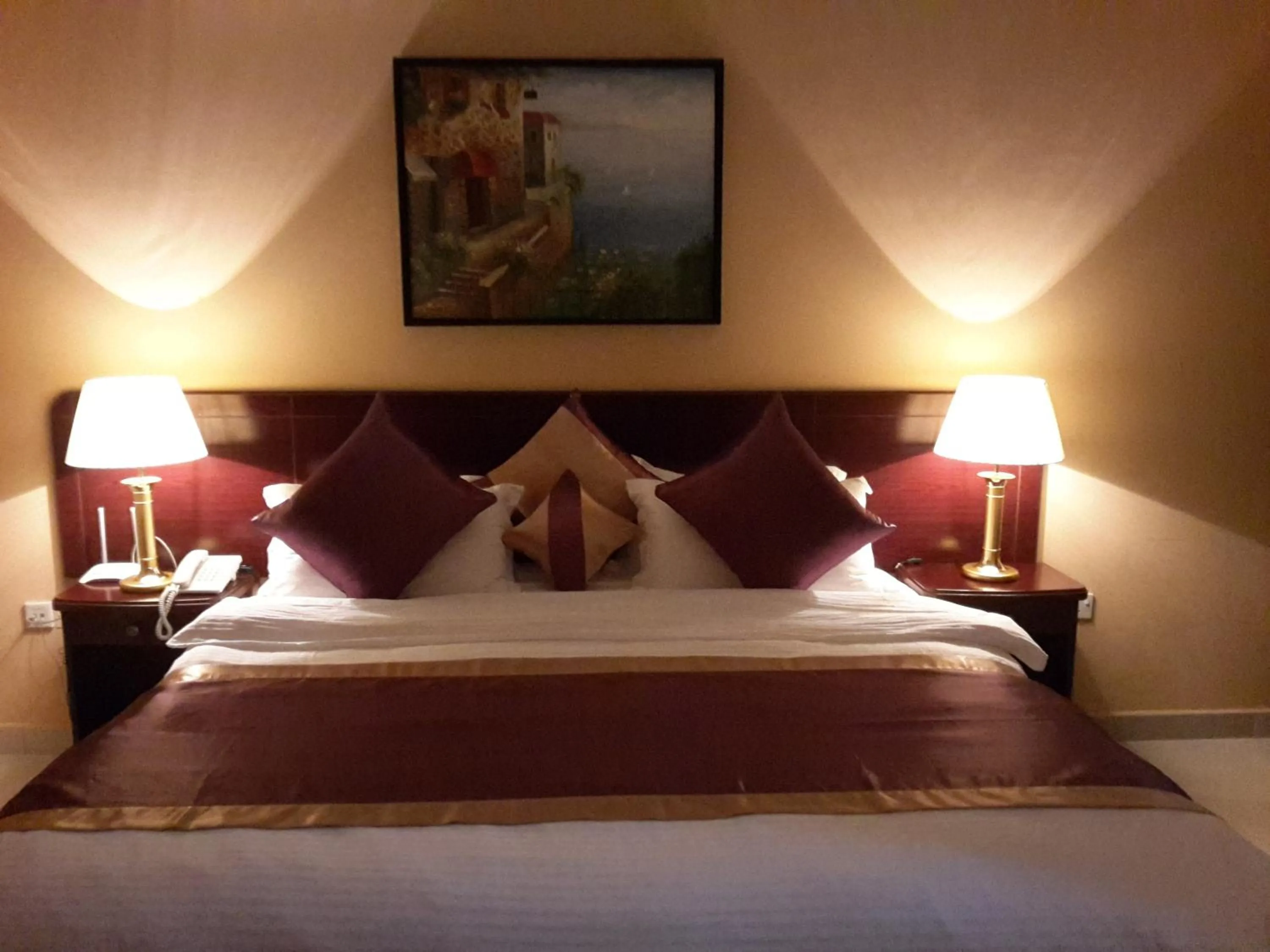 Bed in Royal Gardens Hotel