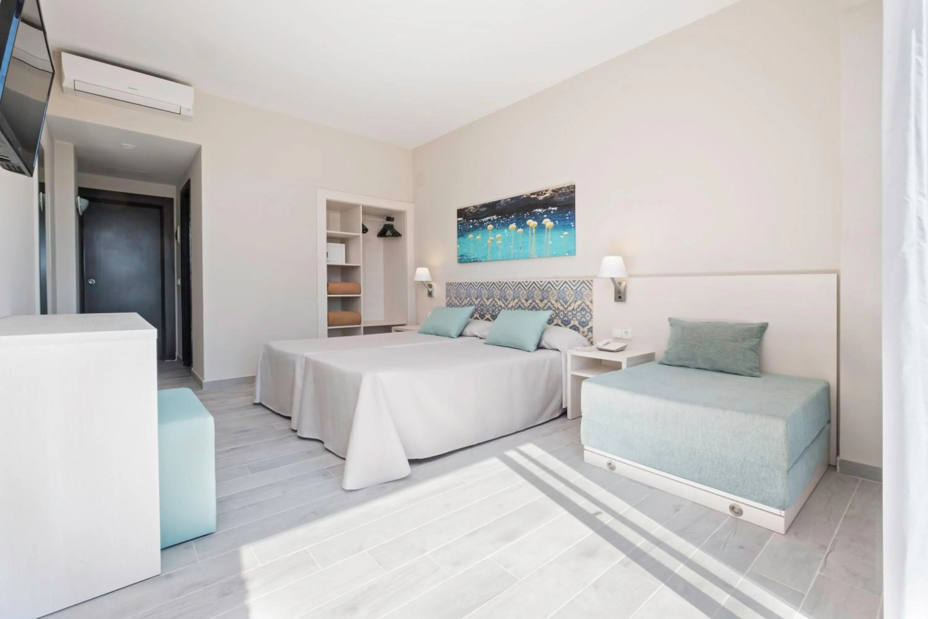 Property building, Bed in azuLine Hotel Llevant