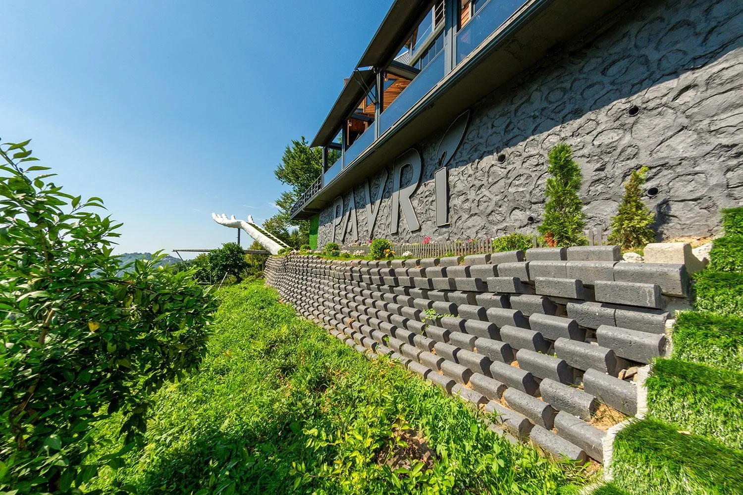 Restaurant/places to eat in Pavri suit bungalov