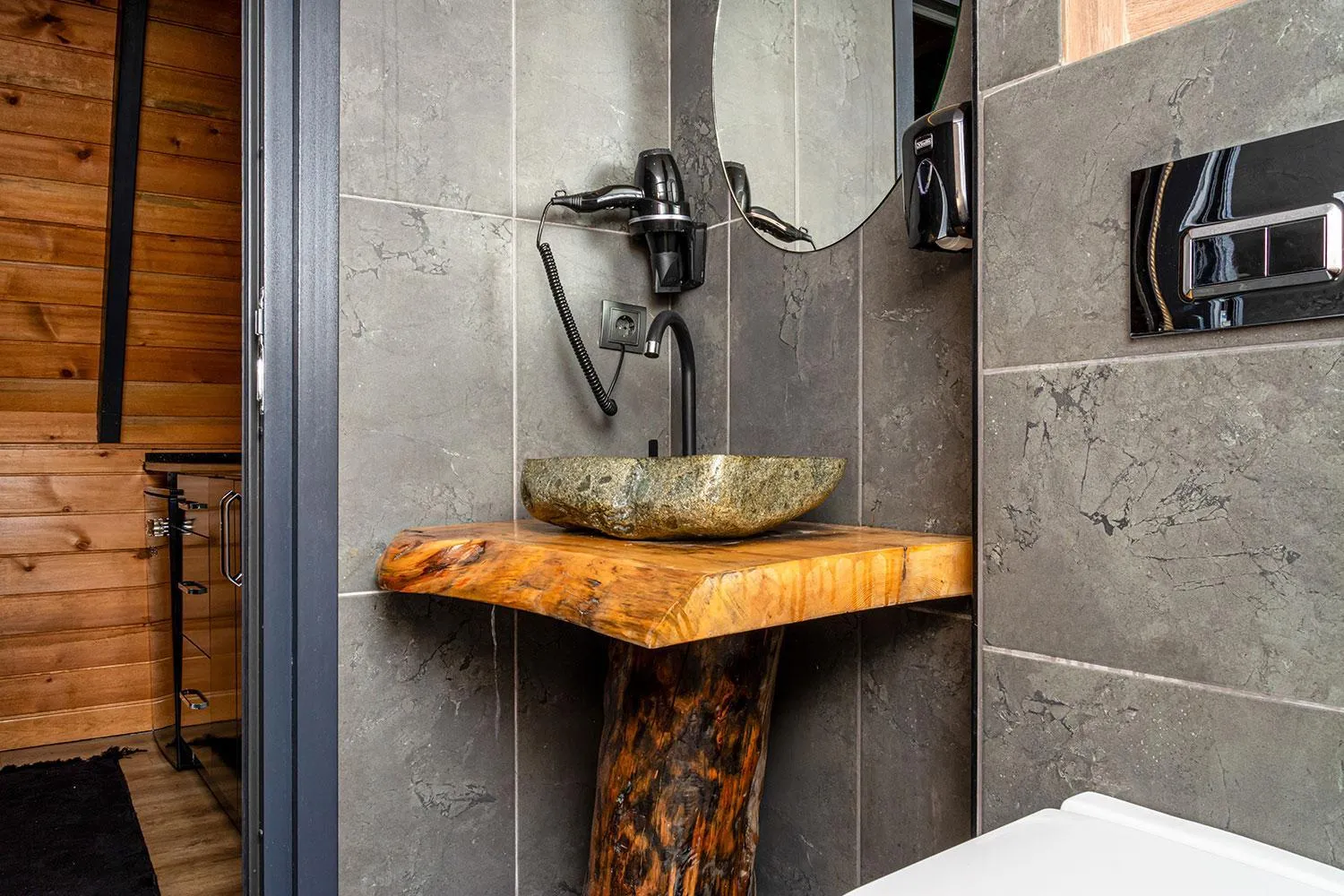 Shower in Pavri suit bungalov