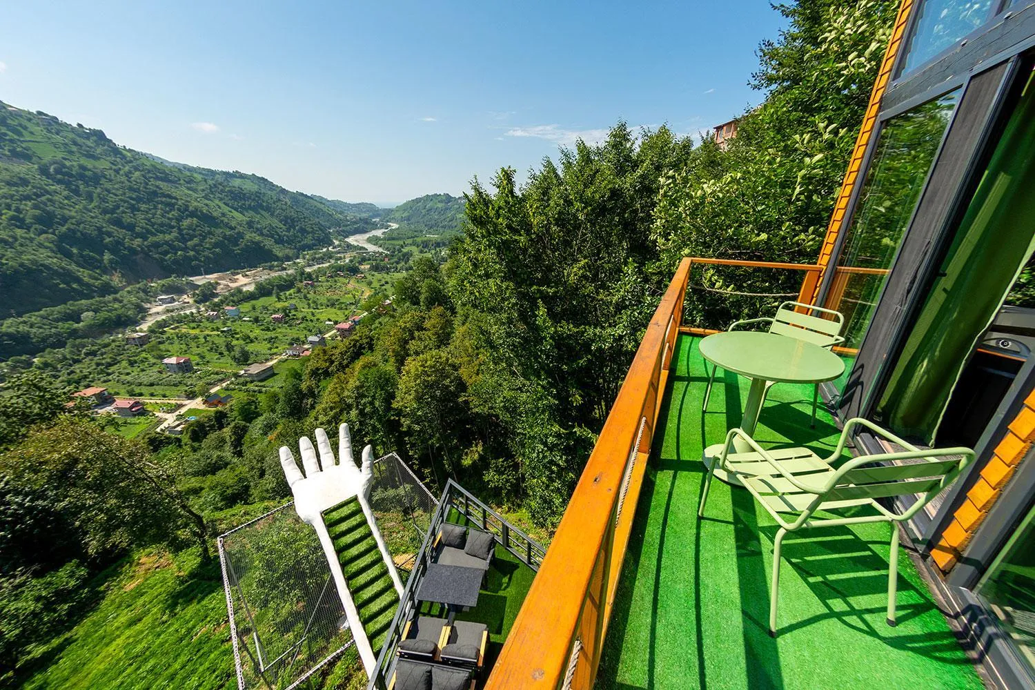 Day in Pavri suit bungalov