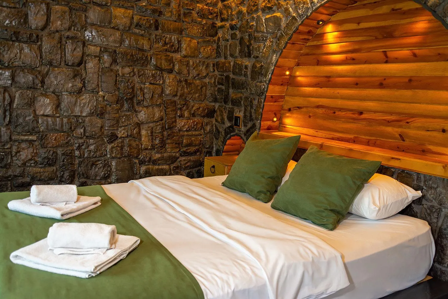 Bed in Pavri suit bungalov