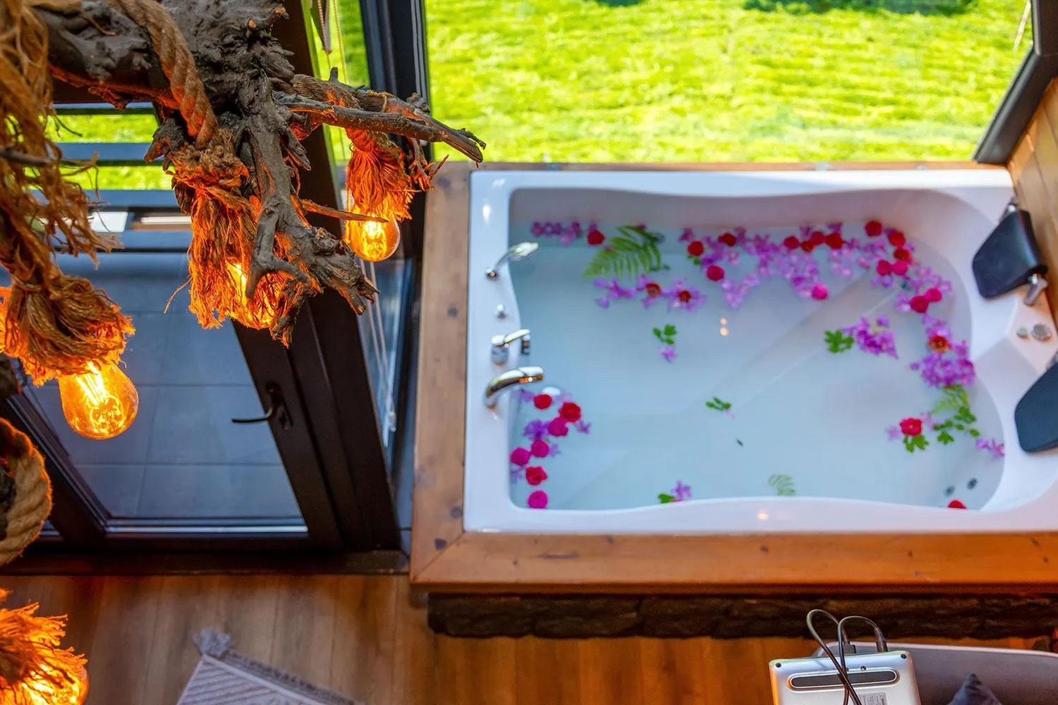 Hot Tub in Pavri suit bungalov