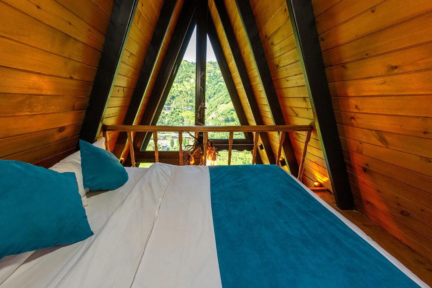 Bed in Pavri suit bungalov