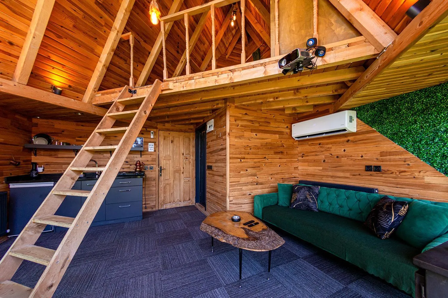 Communal lounge/ TV room in Pavri suit bungalov