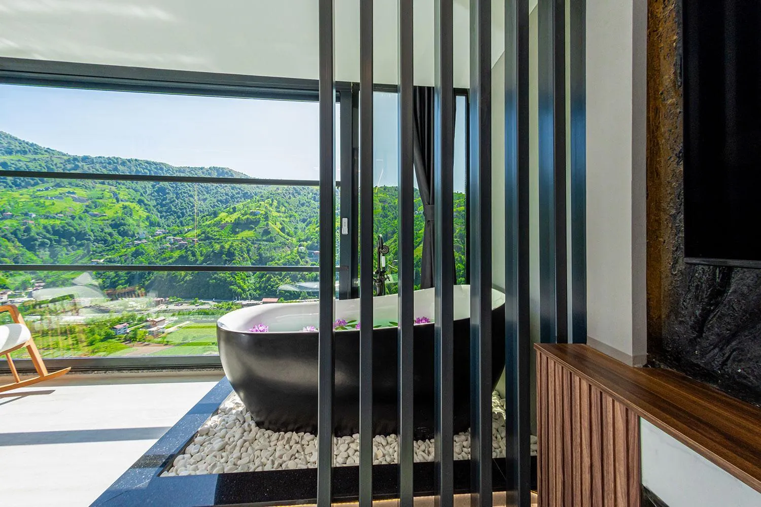 Day in Pavri suit bungalov