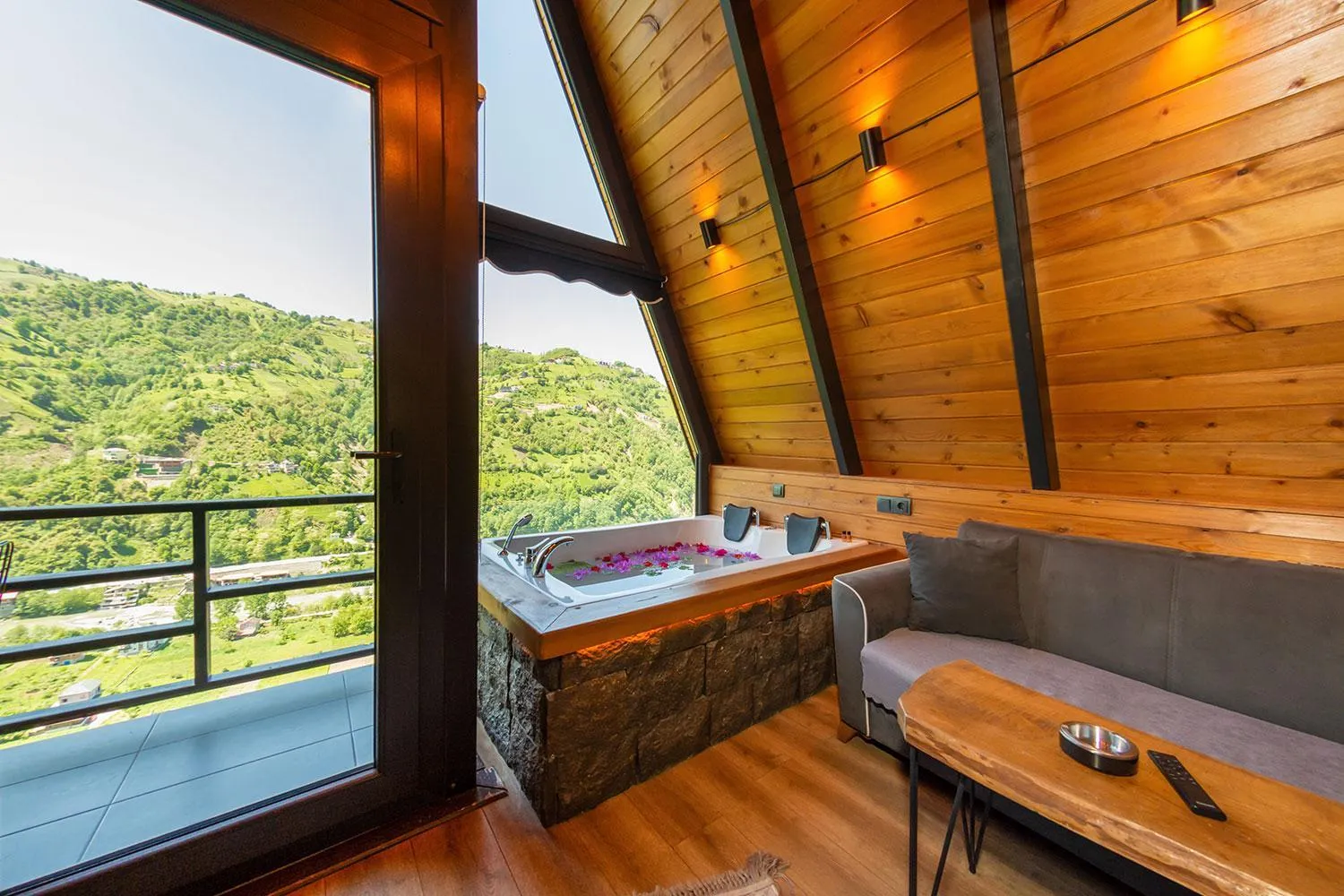 Day in Pavri suit bungalov