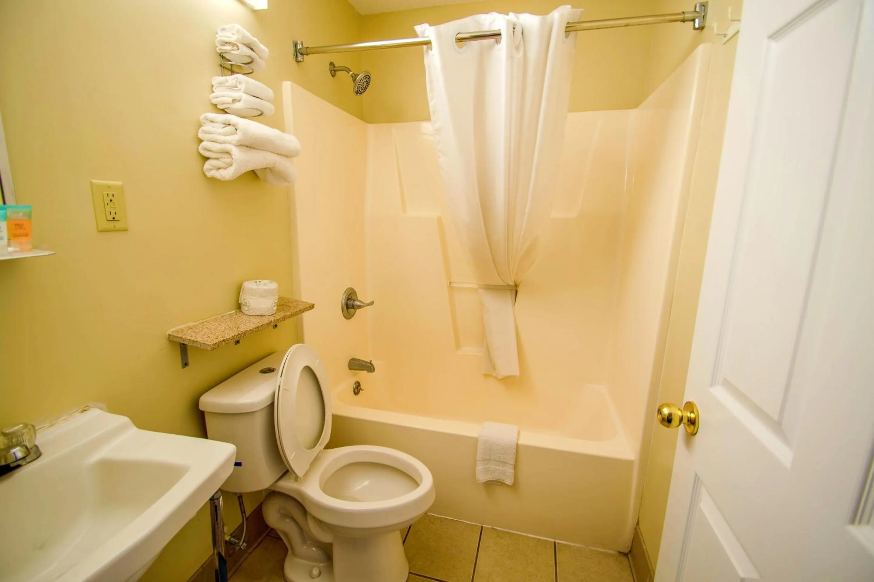 Bathroom in Sportsman's Inn Plymouth 252-793-3095