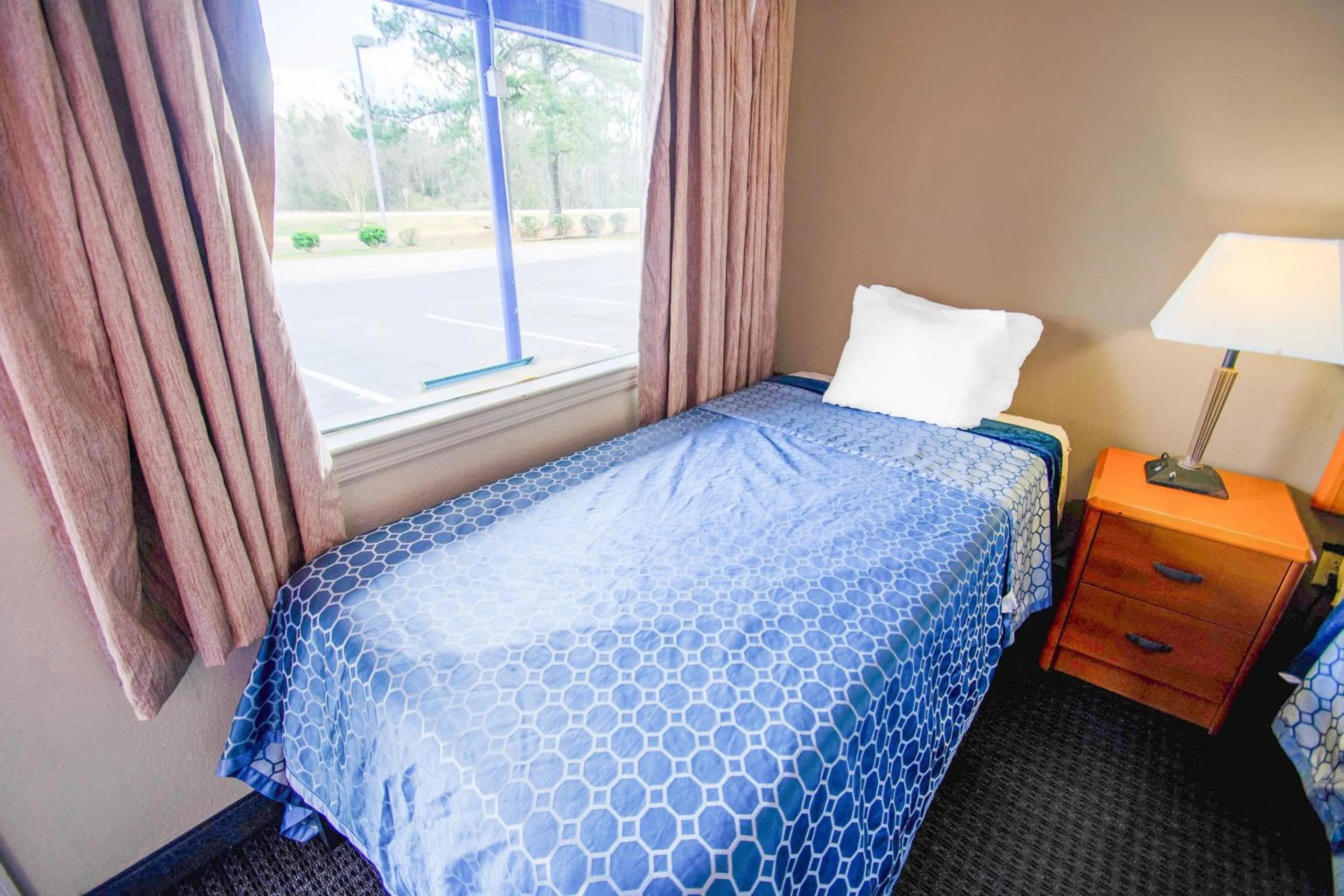 Bedroom, Bed in Sportsman's Inn Plymouth 252-793-3095