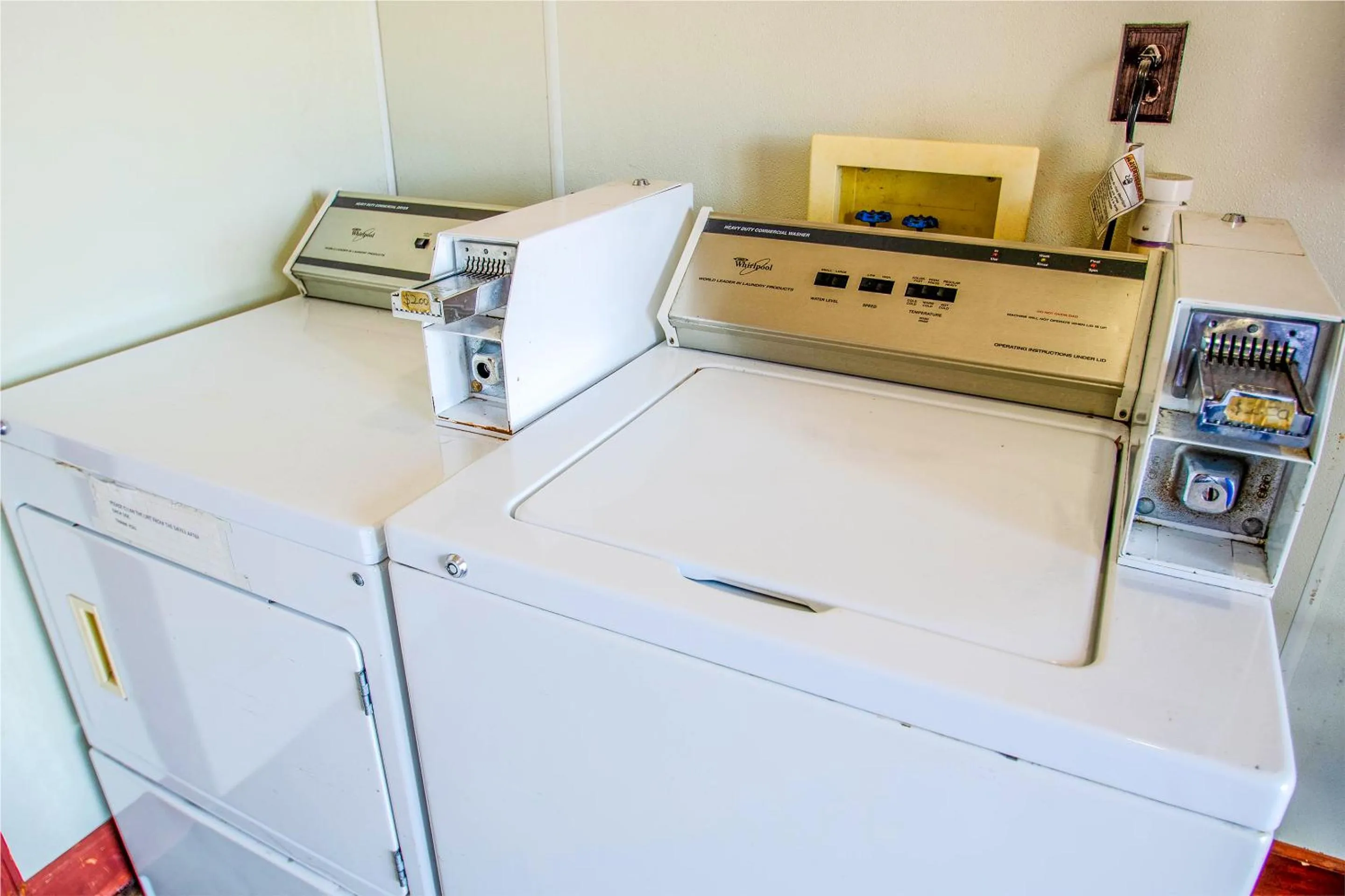 laundry, Bed in Sportsman's Inn Plymouth 252-793-3095