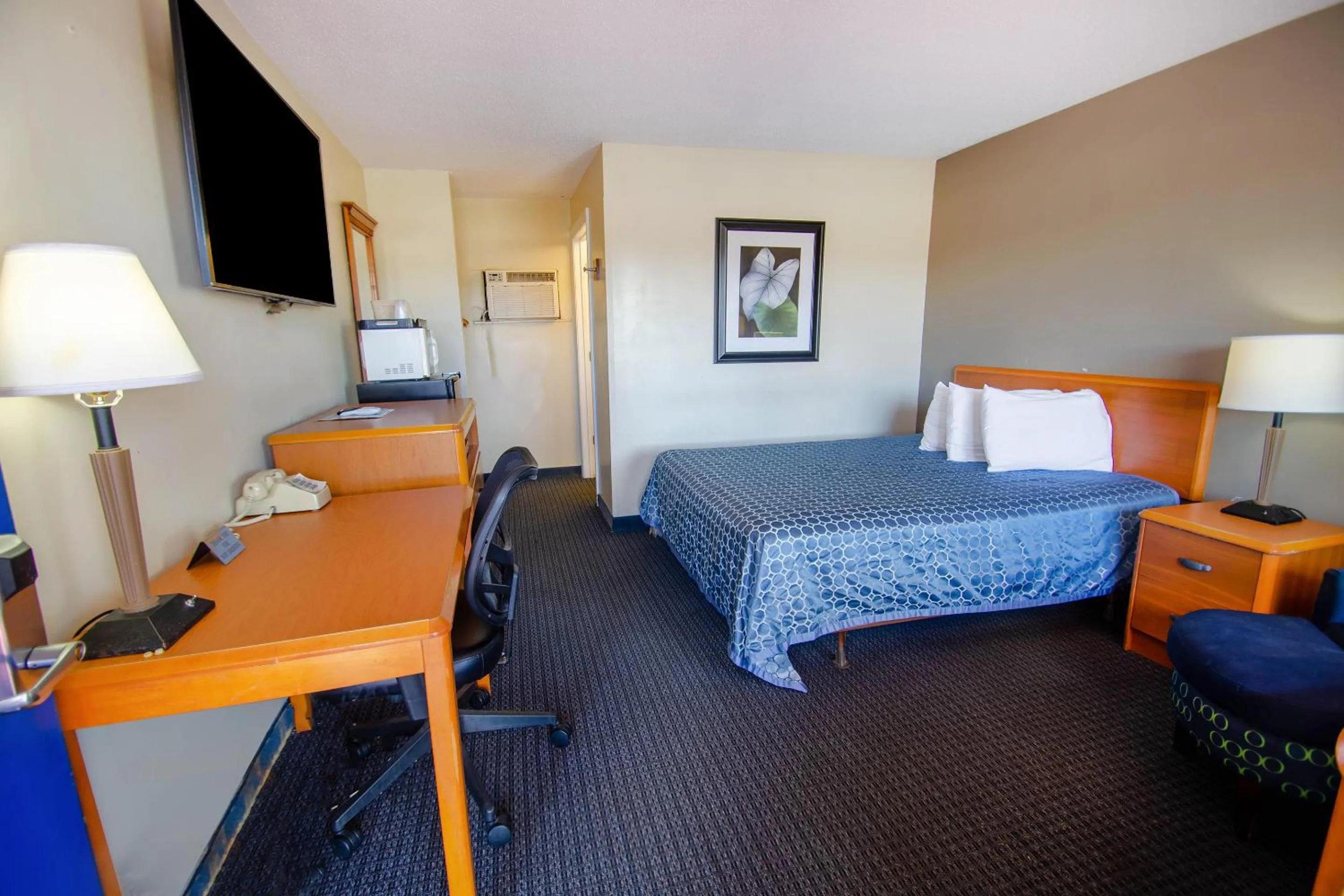 Bedroom, Bed in Sportsman's Inn Plymouth 252-793-3095