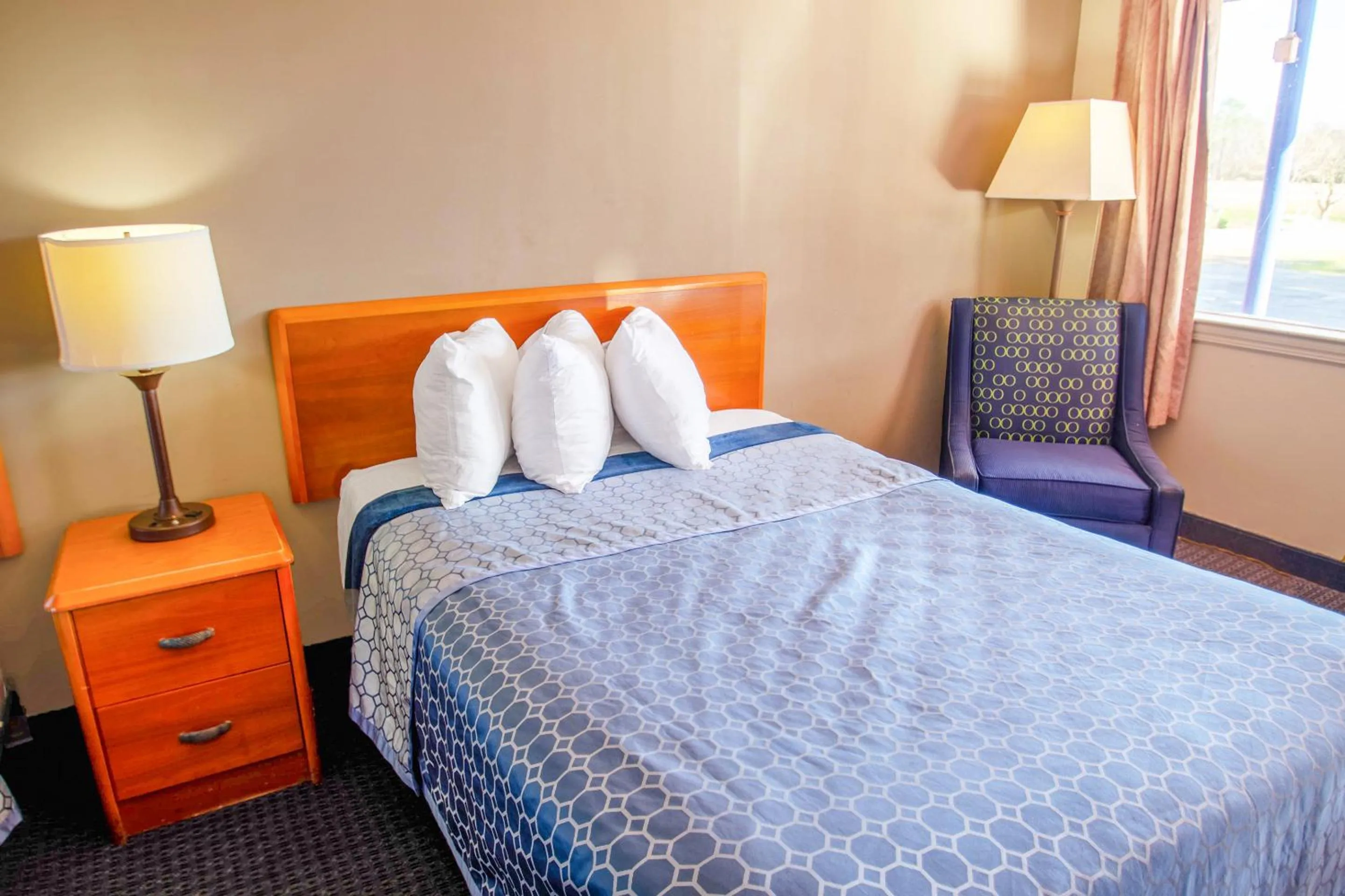 Bedroom, Bed in Sportsman's Inn Plymouth 252-793-3095