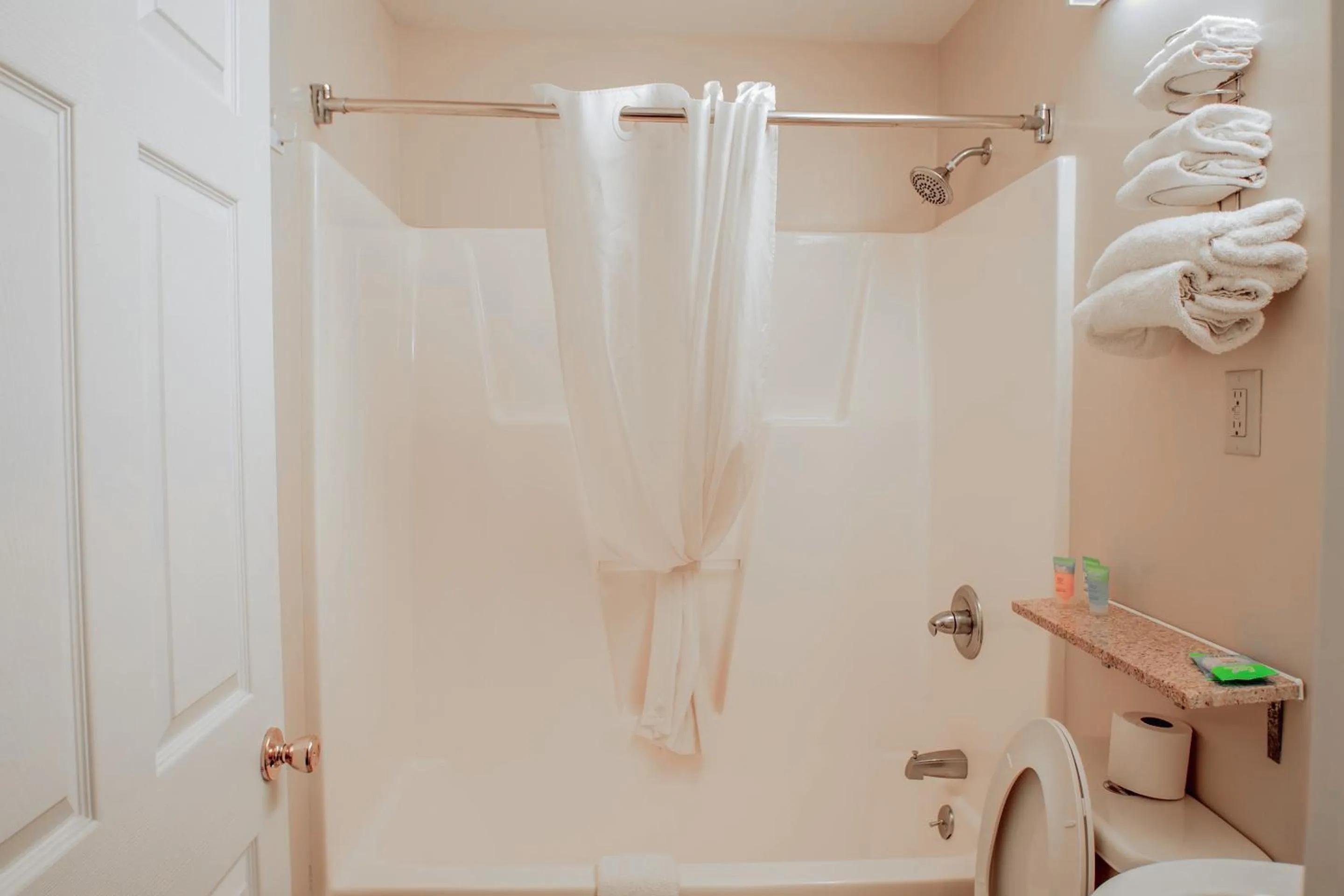 Bathroom in Sportsman's Inn Plymouth 252-793-3095