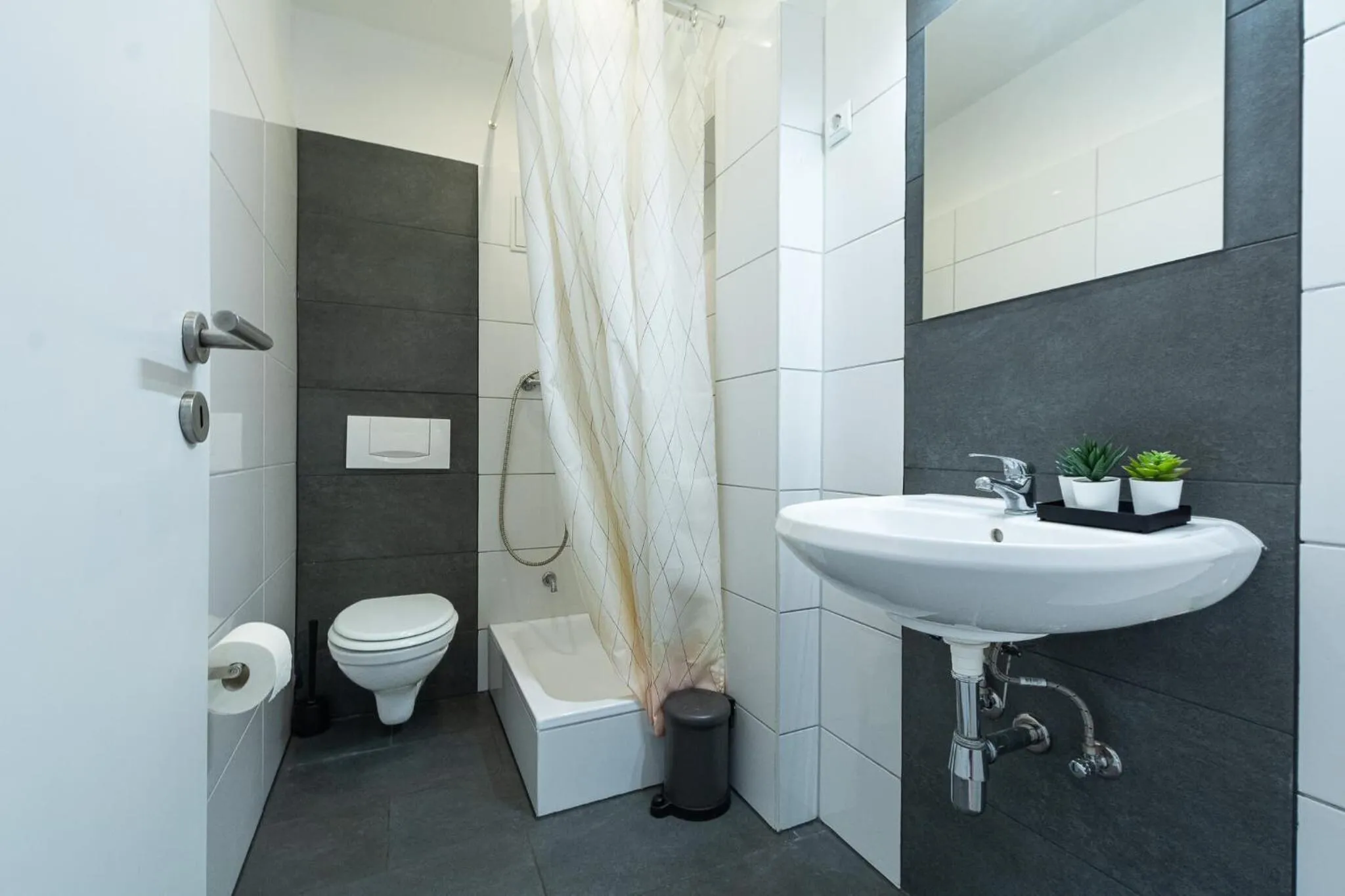 Shower in T&K Apartments - Apartments 20 Min to MESSE DUS