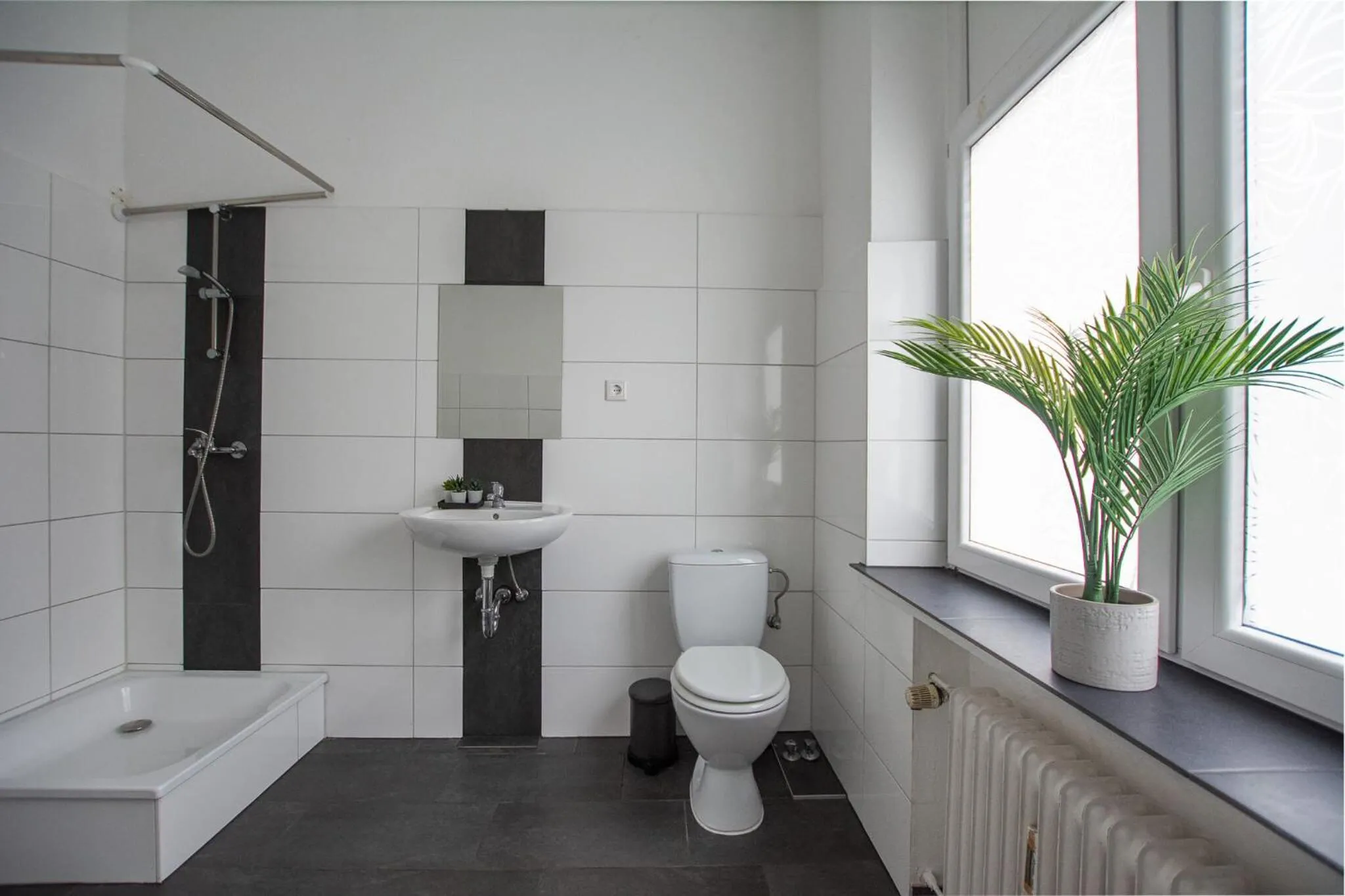 Shower in T&K Apartments - Apartments 20 Min to MESSE DUS