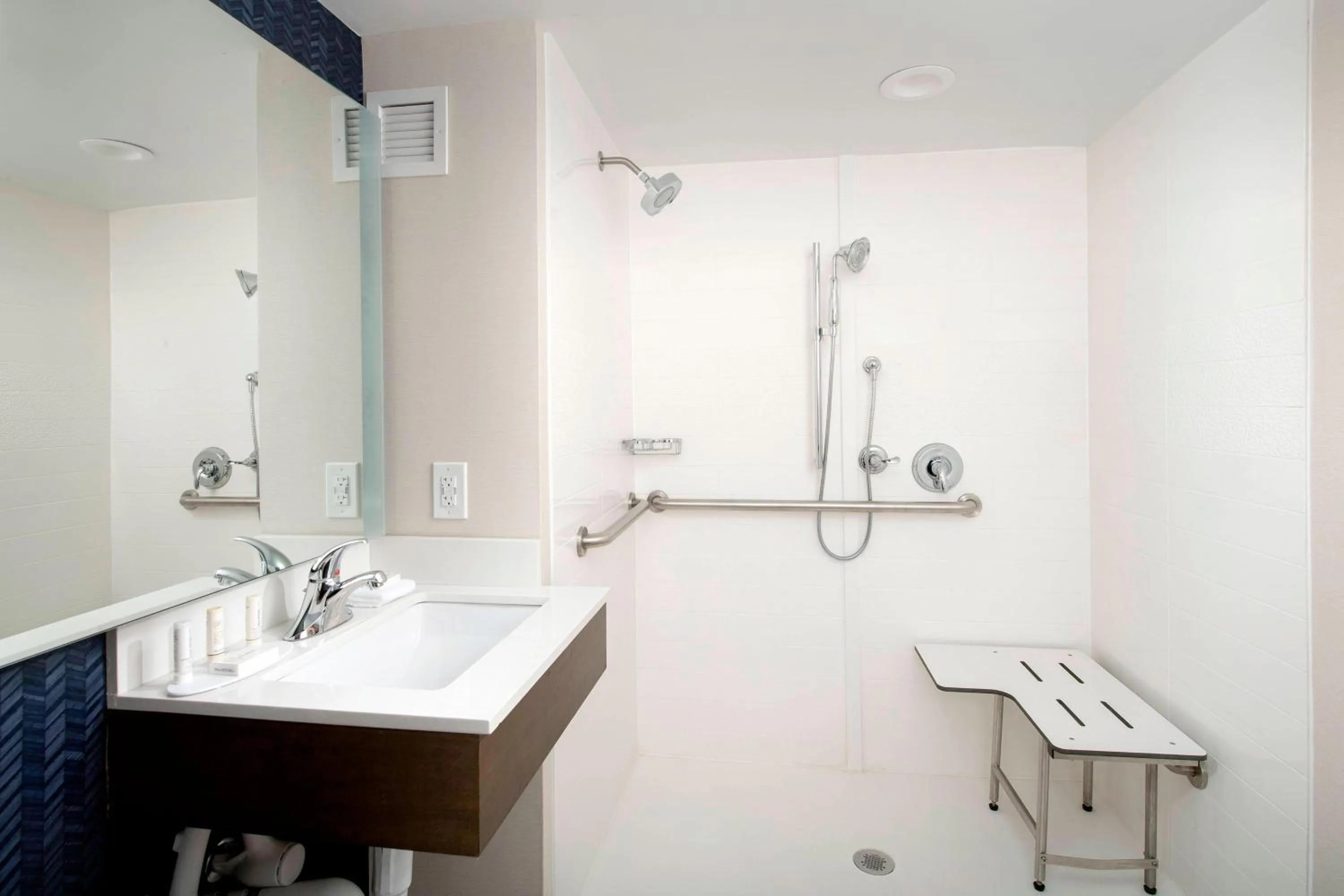 Bathroom in Fairfield Inn & Suites by Marriott Alexandria West/Mark Center