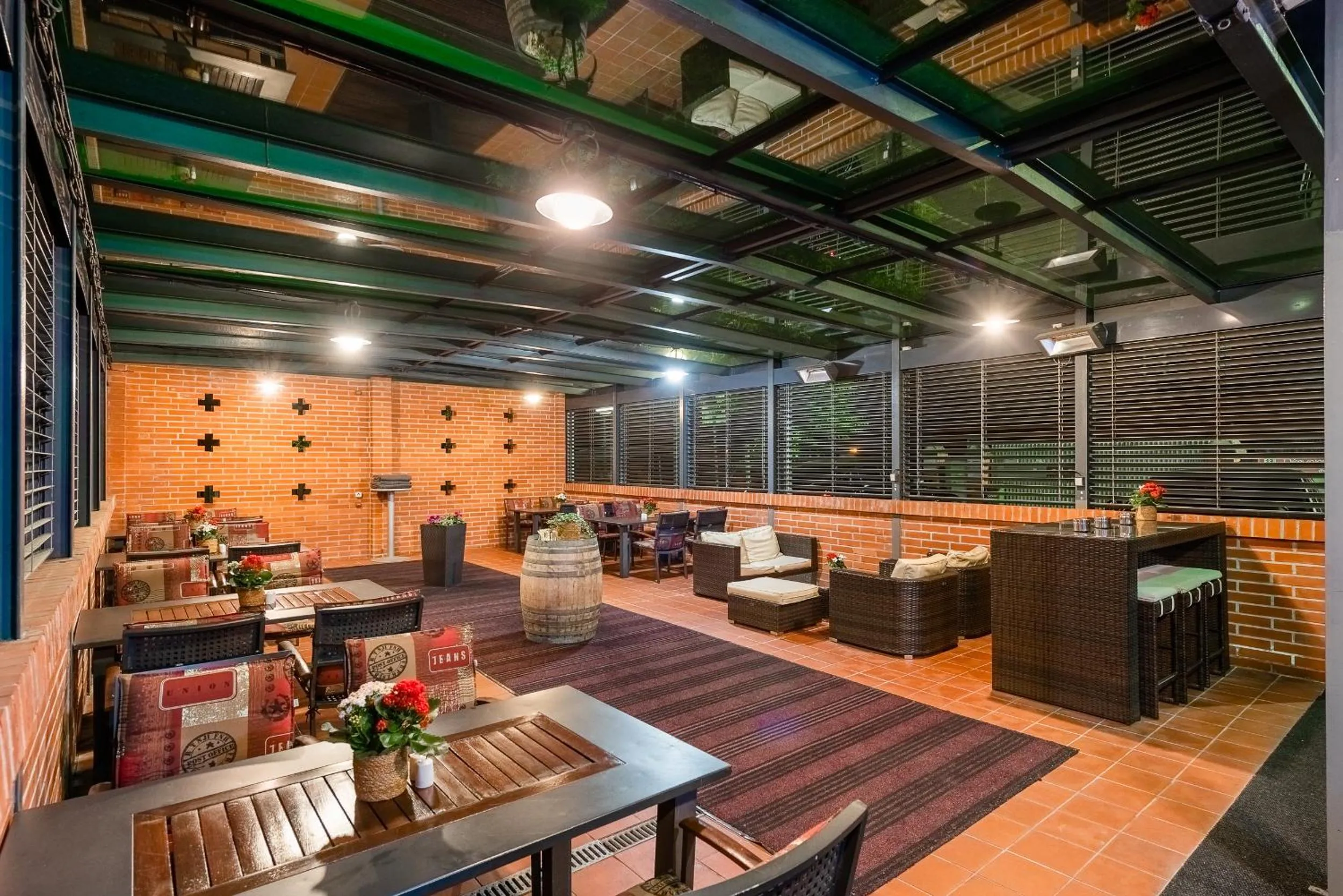 Restaurant/places to eat in Jan Maria Hotel