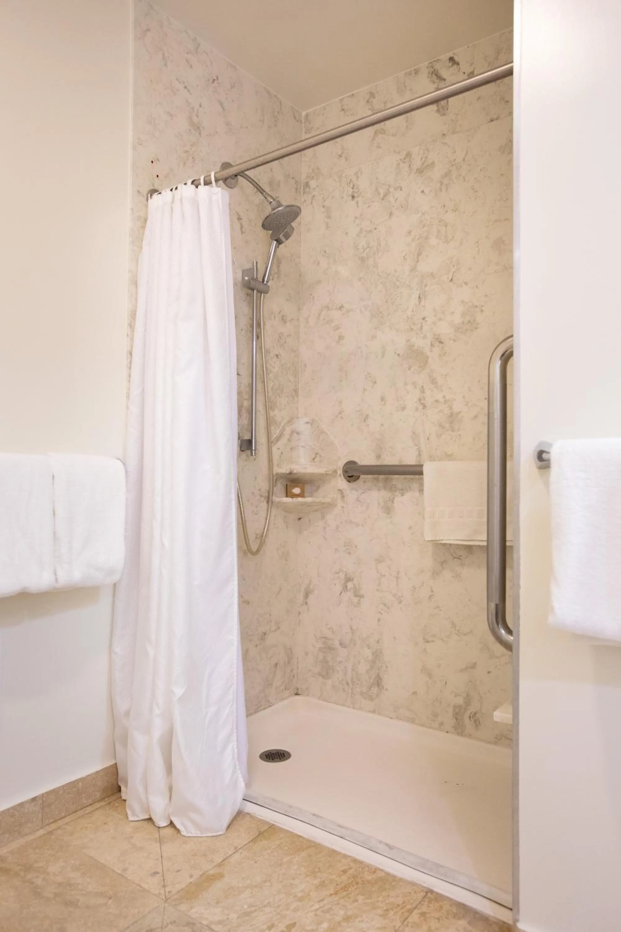 Shower in Munras Inn