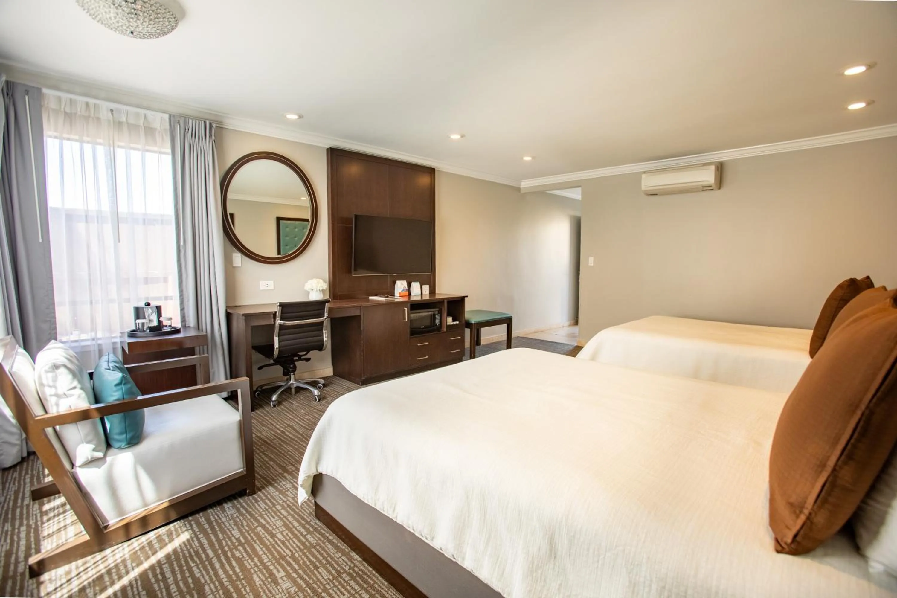 Photo of the whole room, Bed in Munras Inn